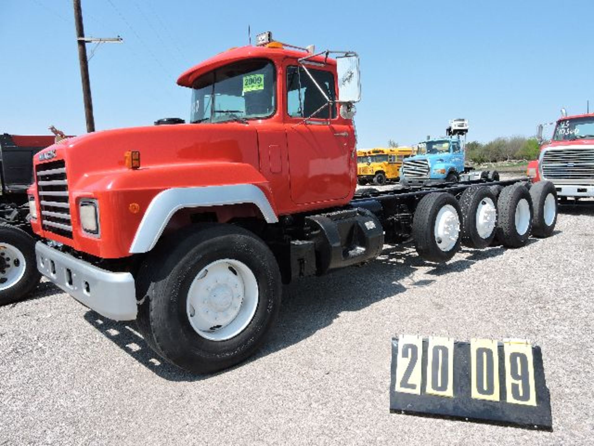 Mack RD690S Cab/chassis, Quad axle truck. Vin: 1MP264C3VM023932. E-7,300hp. 8-Speed 340" Wheel - Image 2 of 2