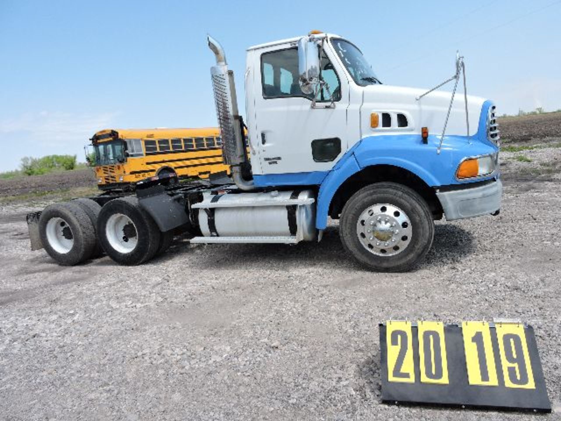 2005 Sterling Day Cab. Truck tractor, Vin: 2FWJA3CV26AV38318. Mercedes 450hp., Eaton/Fuller 10-