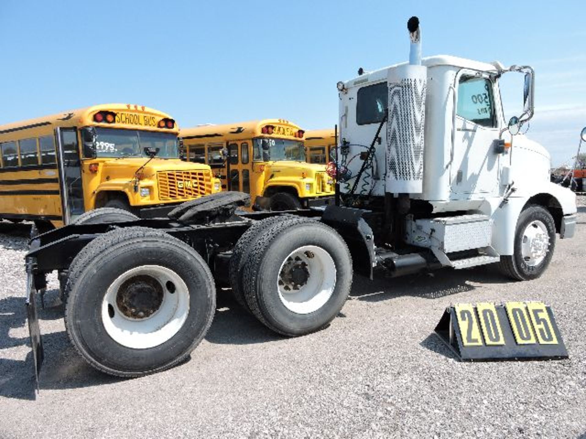 2006 International 9200 I truck tracktor, Vin:1927 6x4 Daycab, Cat C-13, 10-Speed. Miles On ODO.