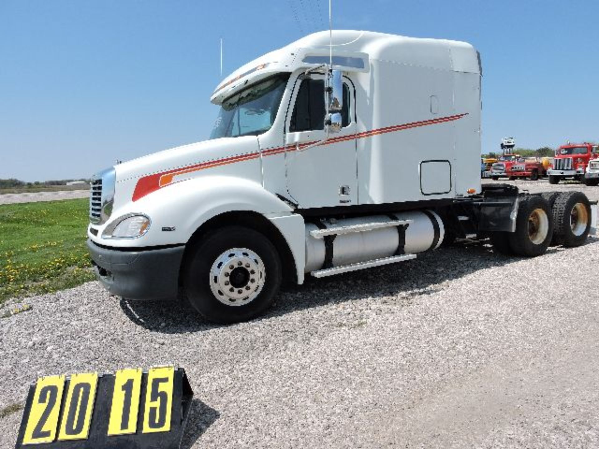 2004 Frieghtliner Columbia Sleeper cab truck tractor.Vin: 1FUJA6CV64LM54374. Mercedes 410hp. 10-