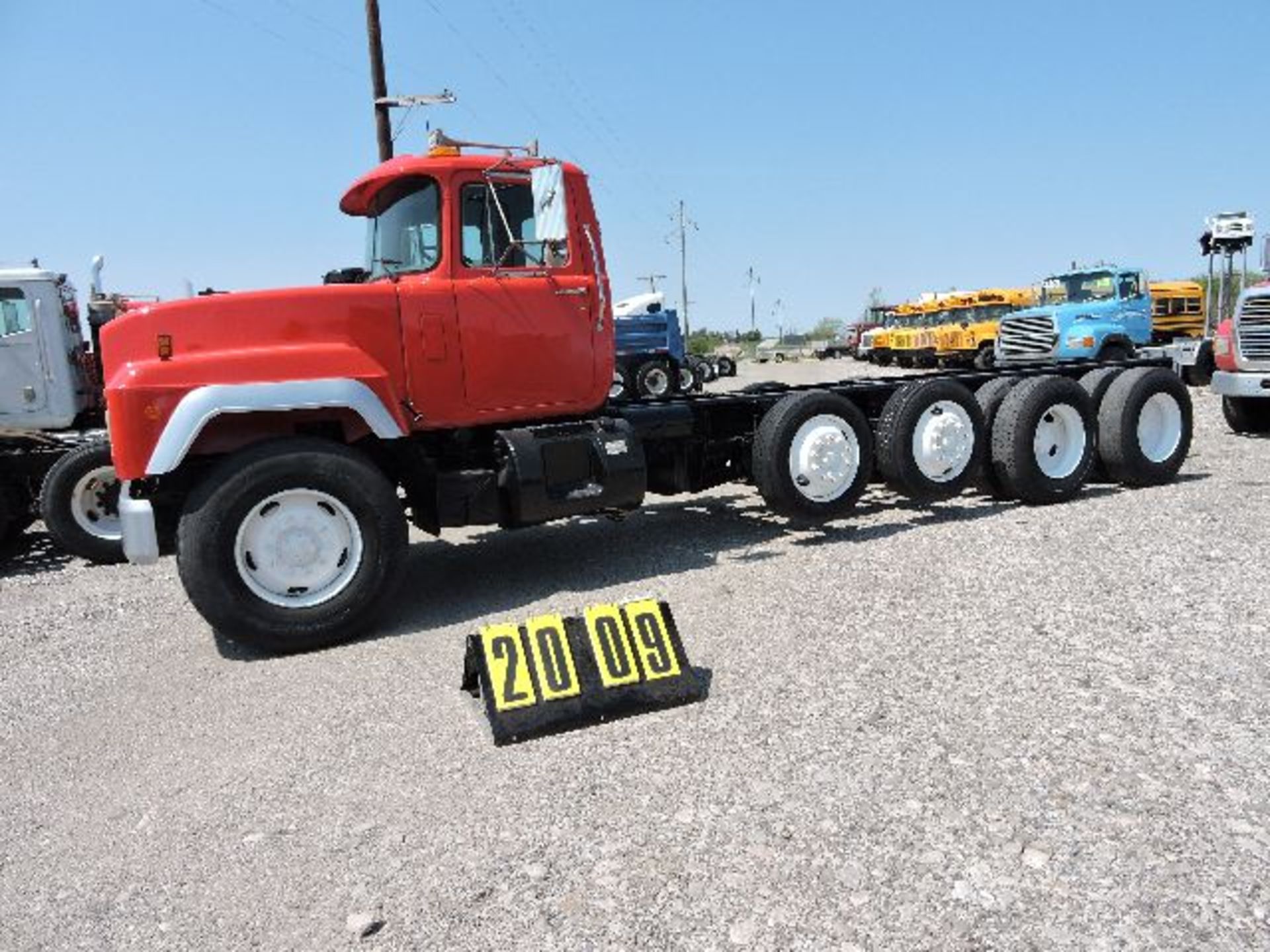 Mack RD690S Cab/chassis, Quad axle truck. Vin: 1MP264C3VM023932. E-7,300hp. 8-Speed 340" Wheel