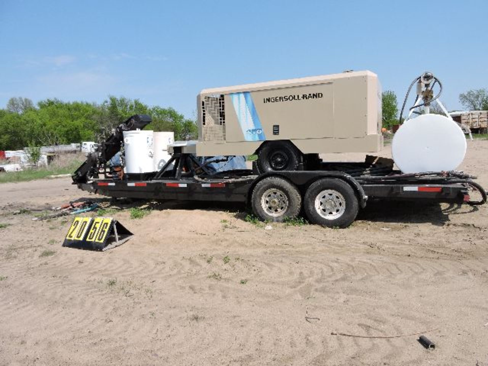 Sand Blast Unit. I./R. 450 Air Compressor,200 gal .Fuel Tank, 2-Hopper, Conveyor. Mounted On - Image 3 of 5