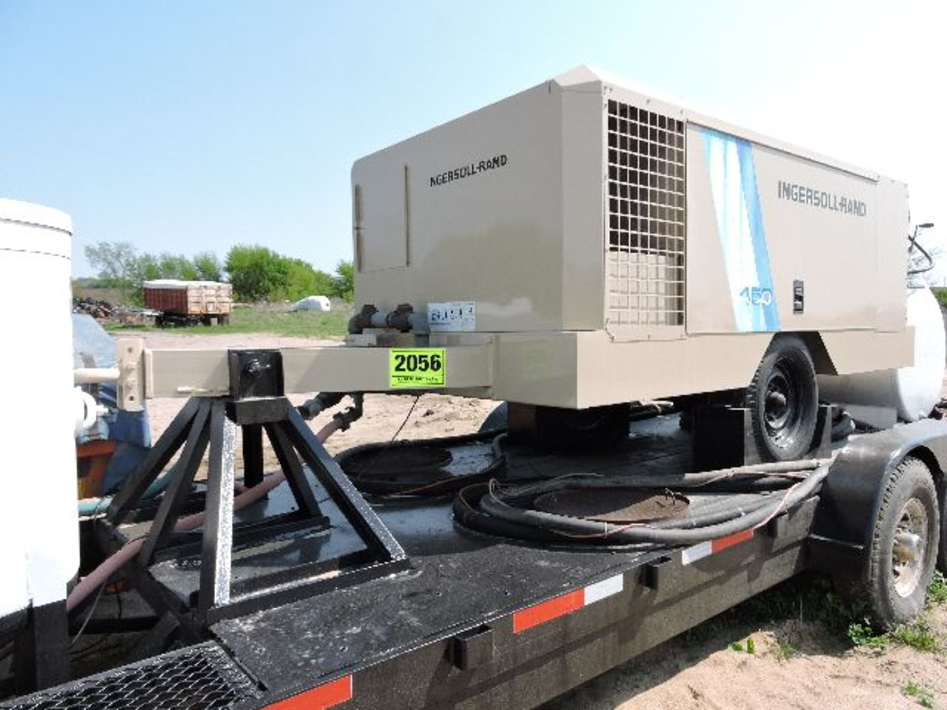 Sand Blast Unit. I./R. 450 Air Compressor,200 gal .Fuel Tank, 2-Hopper, Conveyor. Mounted On - Image 4 of 5