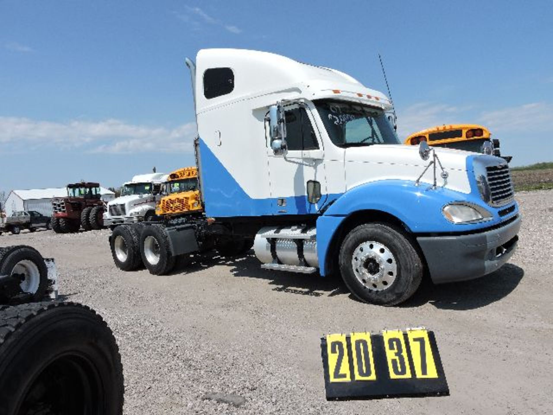 2007 Freightliner Columbia truck tractor Sleeper Cab. Mercedes Power, 450hp. Eaton/Fuller 10- - Image 2 of 2