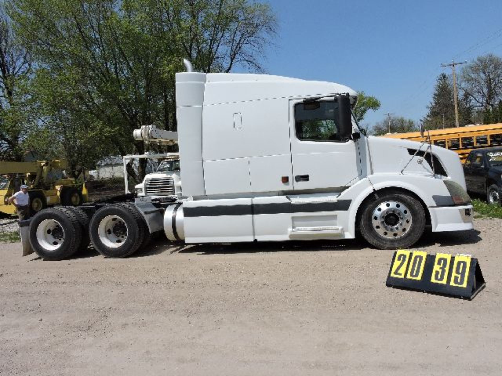 2005 Volvo Sleeper Cab truck tractor, Vin: 4V4NC9TH45N374788, ISX Power, 450hp. Meritor 10-Speed,