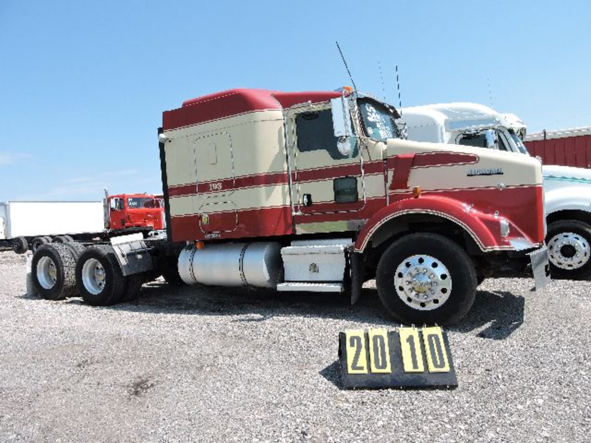 Kenworth T-800 AerocabTruck Tractor.Vin: 6111 Na. Cat C-15, 475hp. Auto Trans, Air, 336 Gear - Image 2 of 2