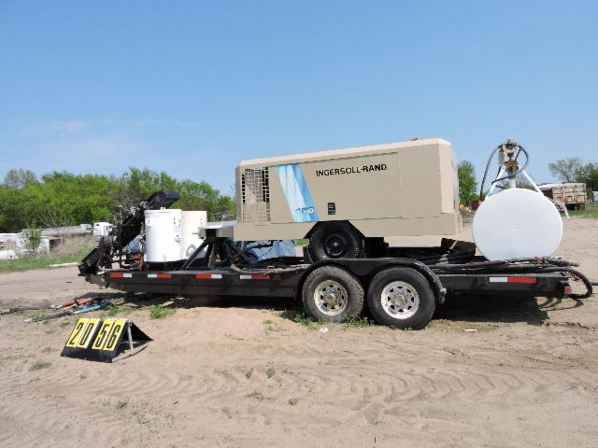 Sand Blast Unit. I./R. 450 Air Compressor,200 gal .Fuel Tank, 2-Hopper, Conveyor. Mounted On - Image 2 of 5