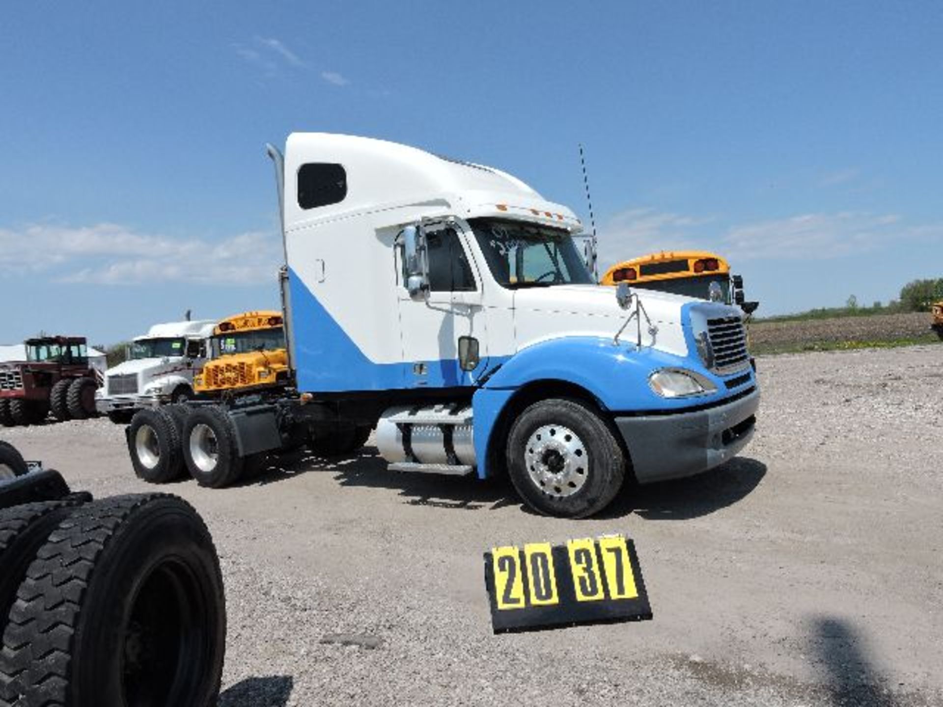 2007 Freightliner Columbia truck tractor Sleeper Cab. Mercedes Power, 450hp. Eaton/Fuller 10-