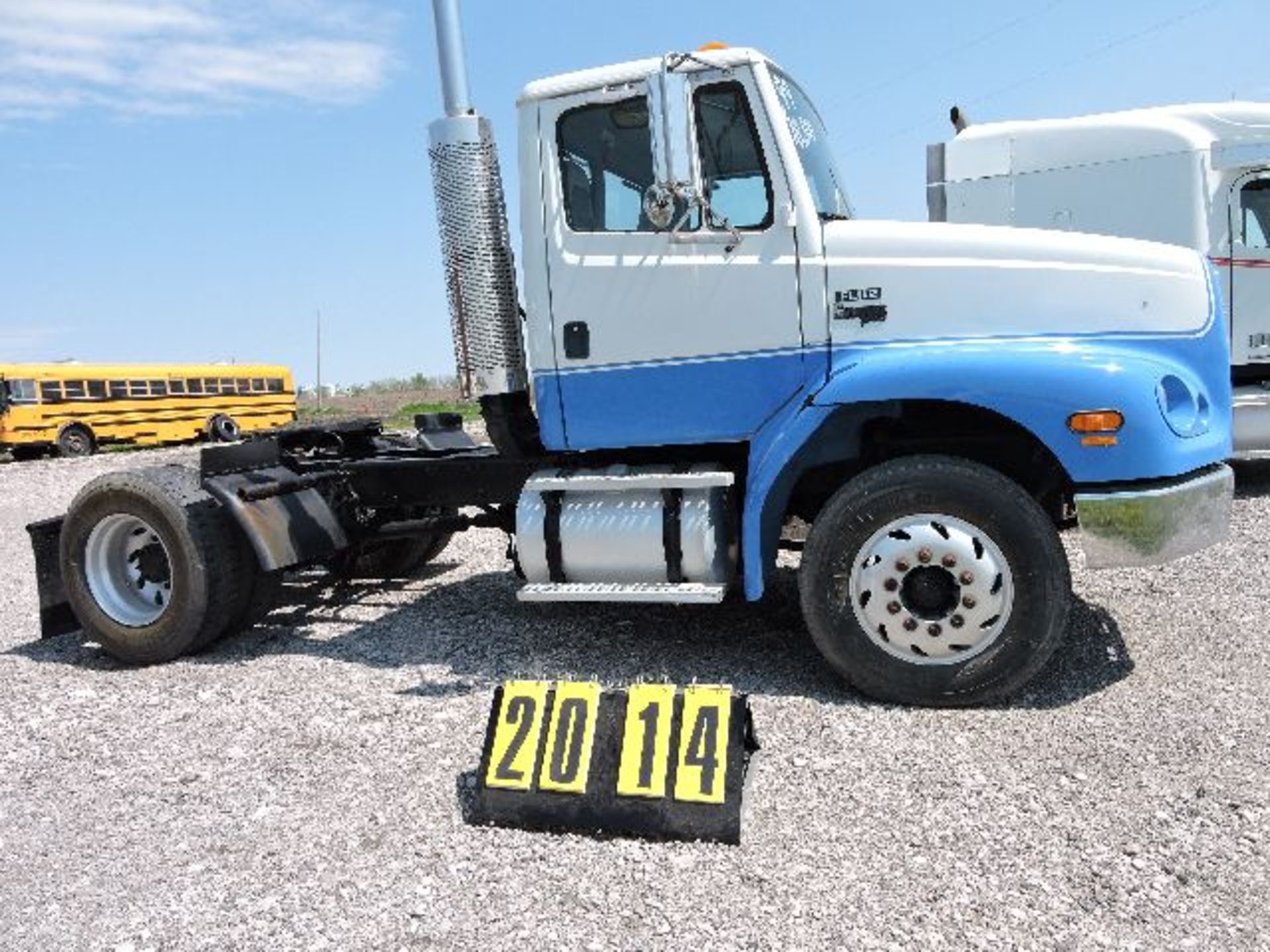 1999 Freightliner Fl112 day cab truck tractor.Vin: 1FUMWTMCB7XHA29590. Cummins M11 330hp. Eaton/