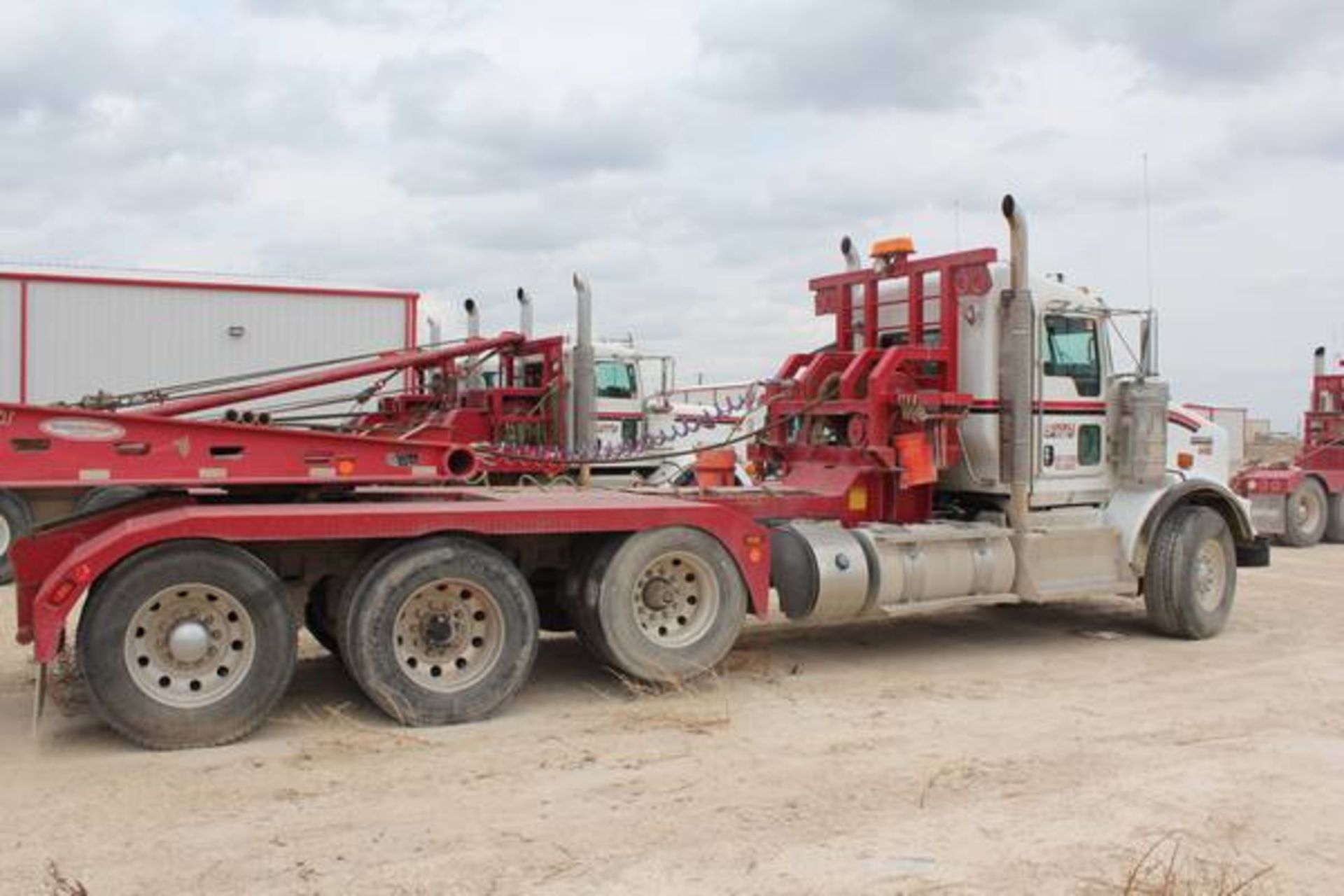 Kenworth Model T800  Tri-Axle Winch Semi Tractor ; VIN: 1XKDP4TX7EJ389822  (2014); Day Cab, - Image 5 of 20