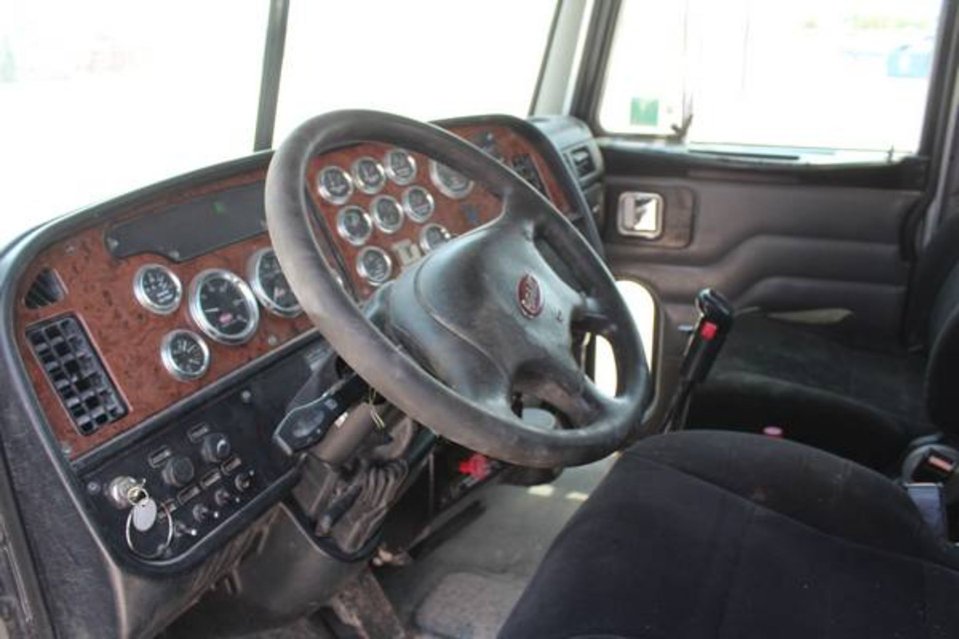 Peterbilt Model 379  Tandem Axle Day Cab Semi Tractor ; VIN: 1XP5DB9X65N845675  (2005); CAT C15 - Image 10 of 16