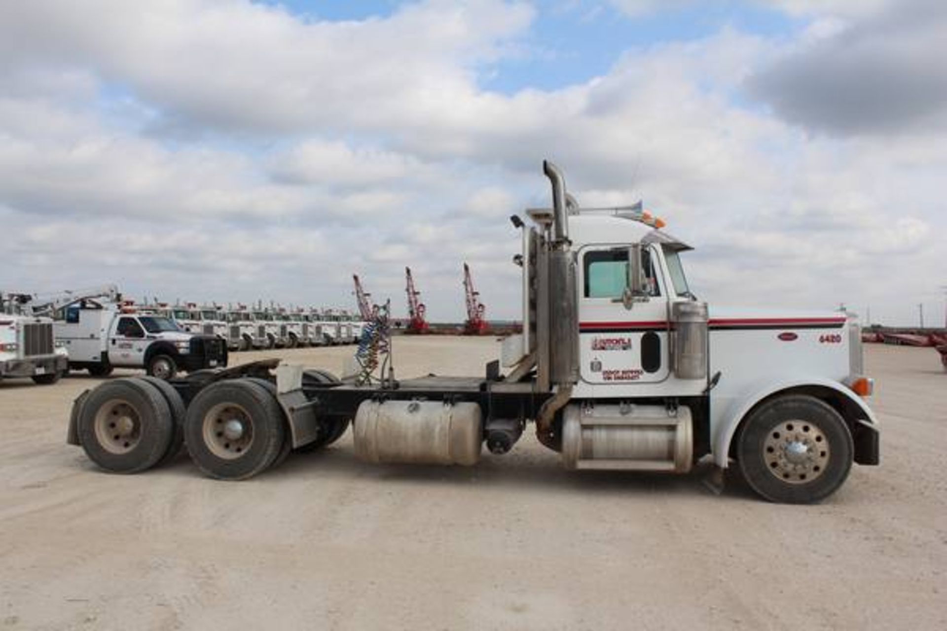 Peterbilt Model 379  Tandem Axle Day Cab Semi Tractor ; VIN: 1XP5DB9XX5N845677  (2005); CAT C15 - Image 6 of 17