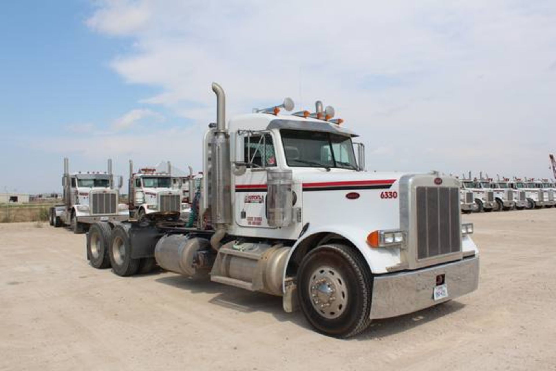 Peterbilt Model 379  Tandem Axle Day Cab Semi Tractor ; VIN: 1XP5DB9X15N845681  (2005); CAT C15 - Image 8 of 19