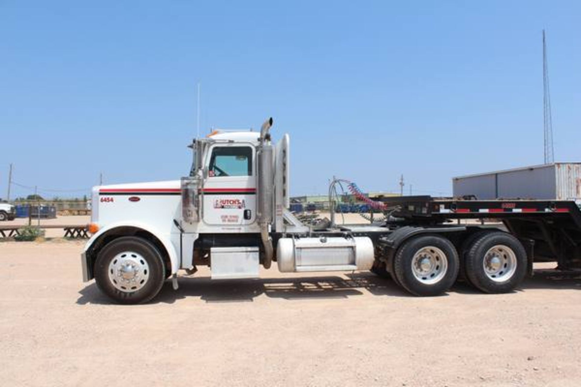 Peterbilt Model 379  Tandem Axle Day Cab Semi Tractor ; VIN: 1XP5DB9X17D660426  (2007); Cummins - Image 2 of 20