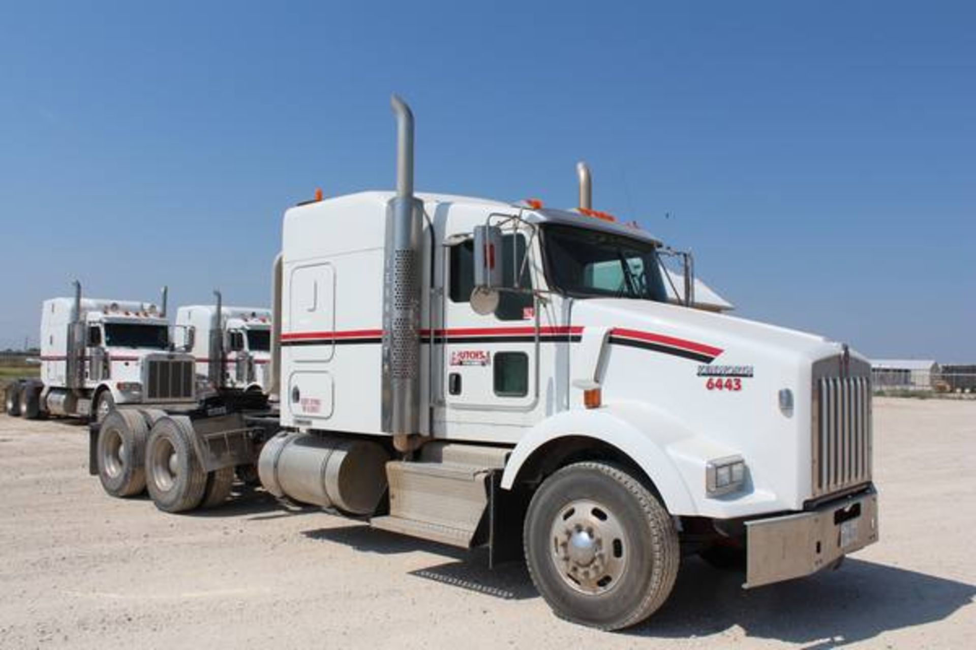 Kenworth Model T800  Tandem Axle Sleeper Semi Tractor ; VIN: 1XKDD49X7BJ288517  (2011); Cummins - Image 6 of 15