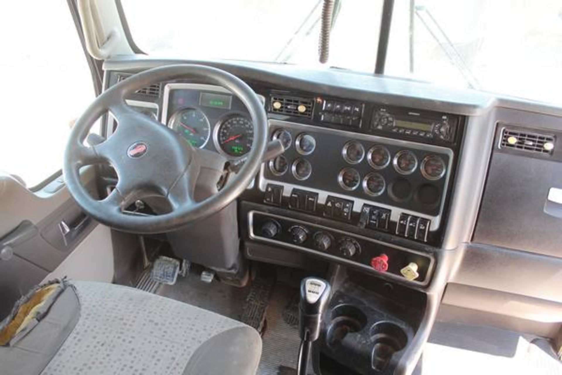 Kenworth Model T800  Tandem Axle Sleeper Semi Tractor ; VIN: 1XKDD49X2BJ288523  (2011); Cummins - Image 11 of 18