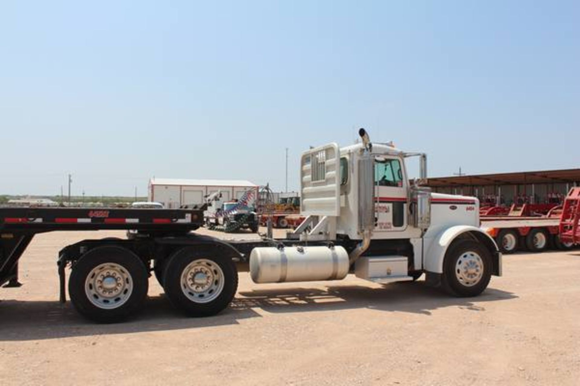 Peterbilt Model 379  Tandem Axle Day Cab Semi Tractor ; VIN: 1XP5DB9X17D660426  (2007); Cummins - Image 8 of 20