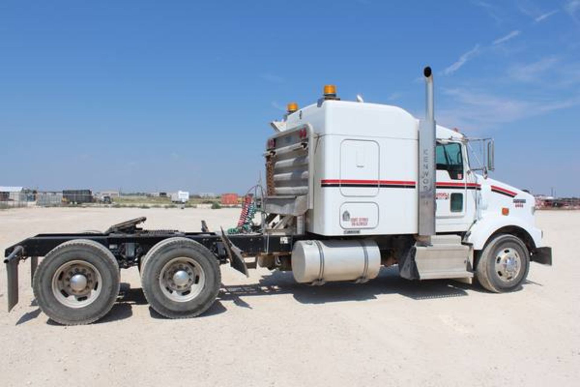 Kenworth Model T800  Tandem Axle Sleeper Semi Tractor ; VIN: 1XKDD49X7BJ288520  (2011); Cummins - Image 5 of 18