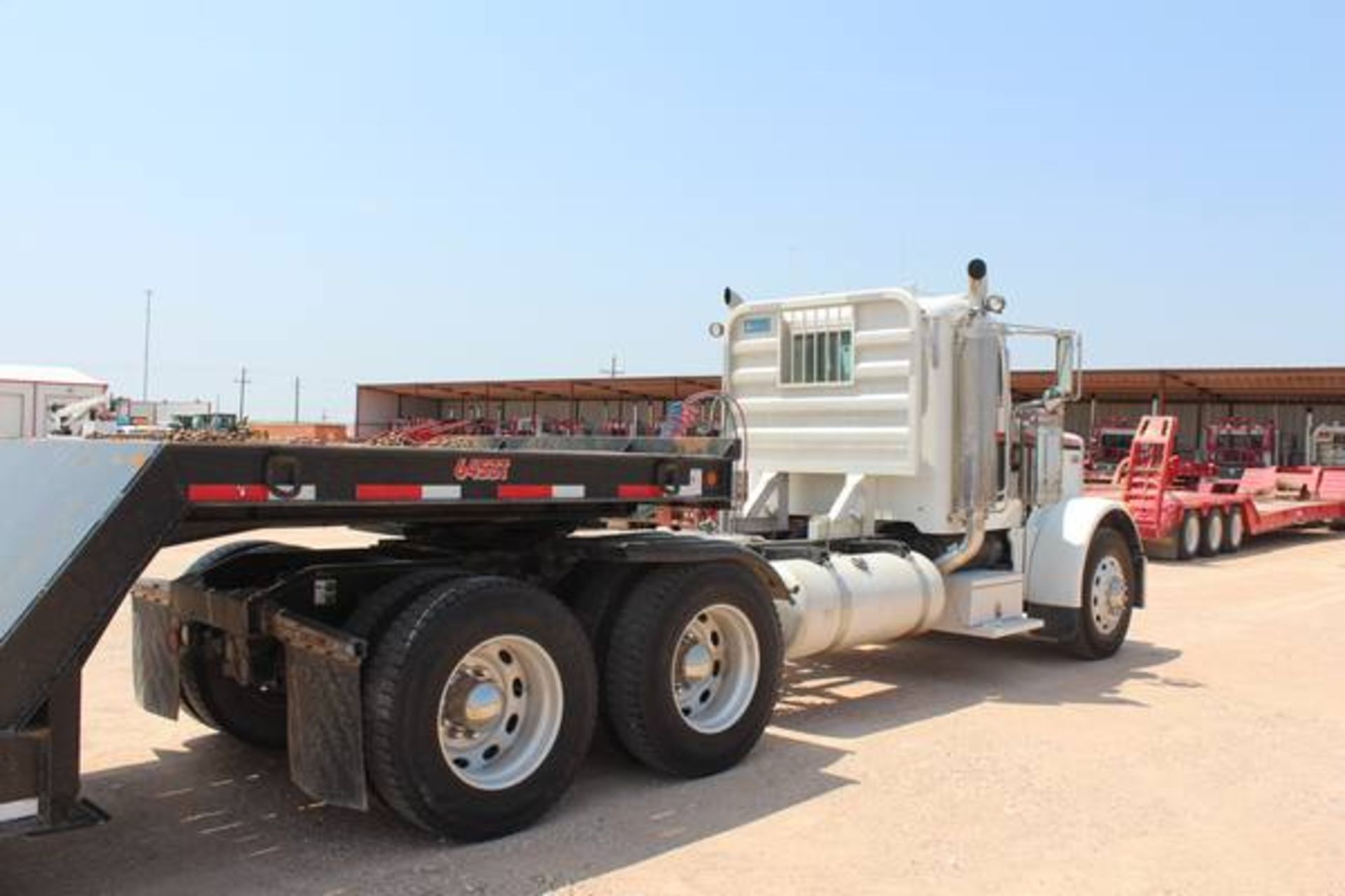 Peterbilt Model 379  Tandem Axle Day Cab Semi Tractor ; VIN: 1XP5DB9X17D660426  (2007); Cummins - Image 9 of 20