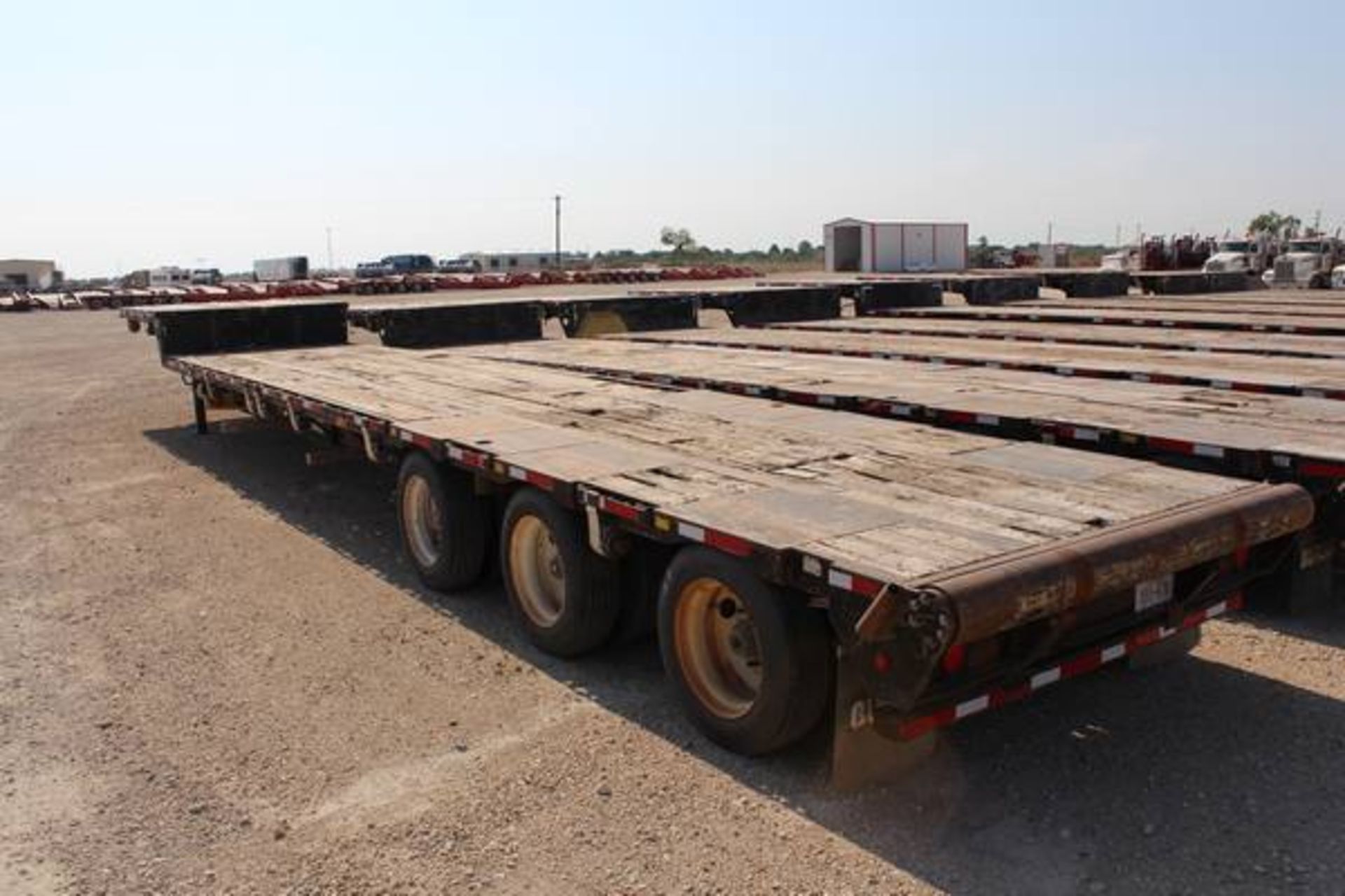 Transcraft Model DTL3000  50-Ton Tri-Axle   Drop Deck Flatbed Trailer ; VIN: 1TTE5330381084409  ( - Image 3 of 7