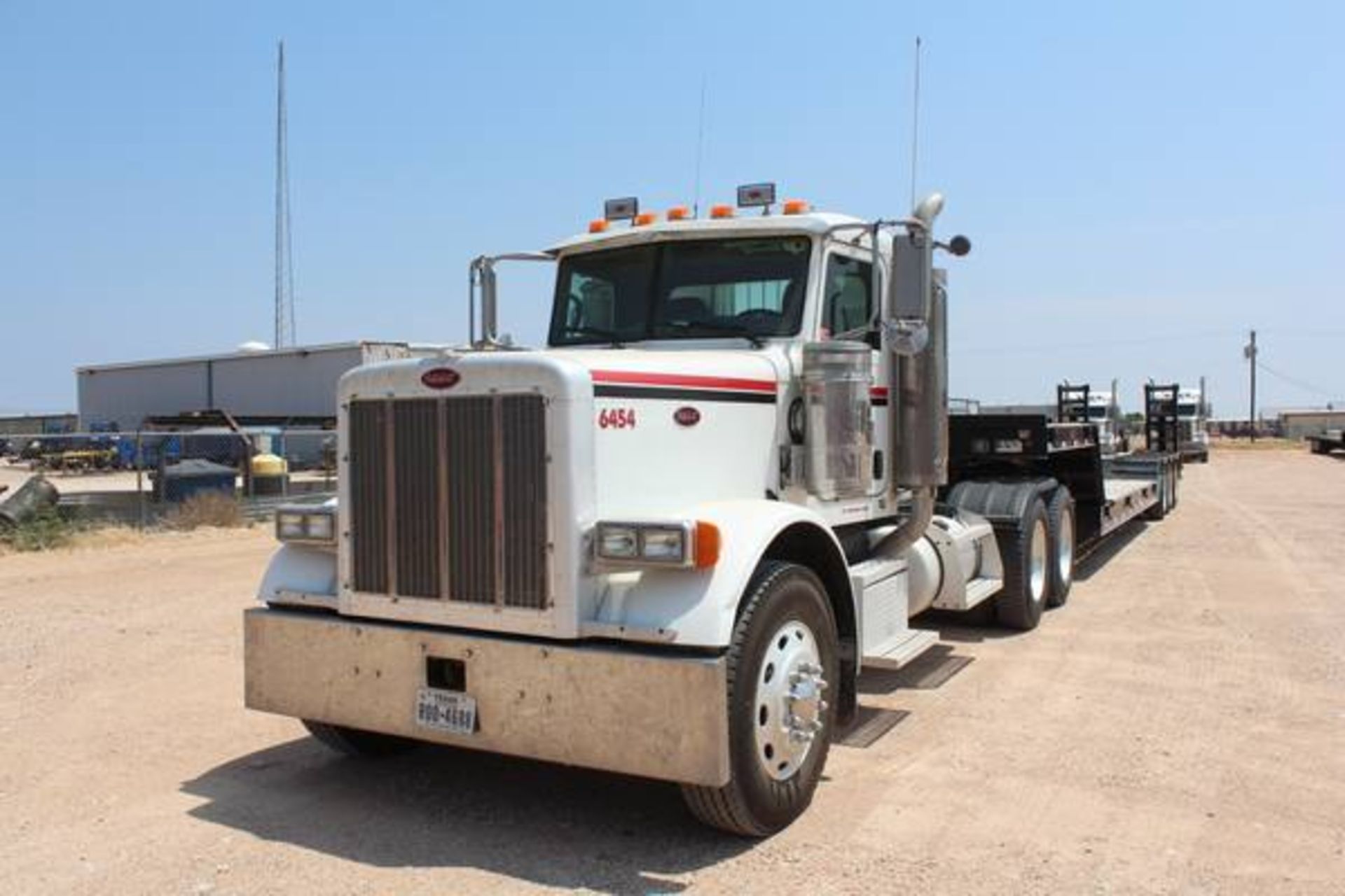 Peterbilt Model 379  Tandem Axle Day Cab Semi Tractor ; VIN: 1XP5DB9X17D660426  (2007); Cummins - Image 5 of 20