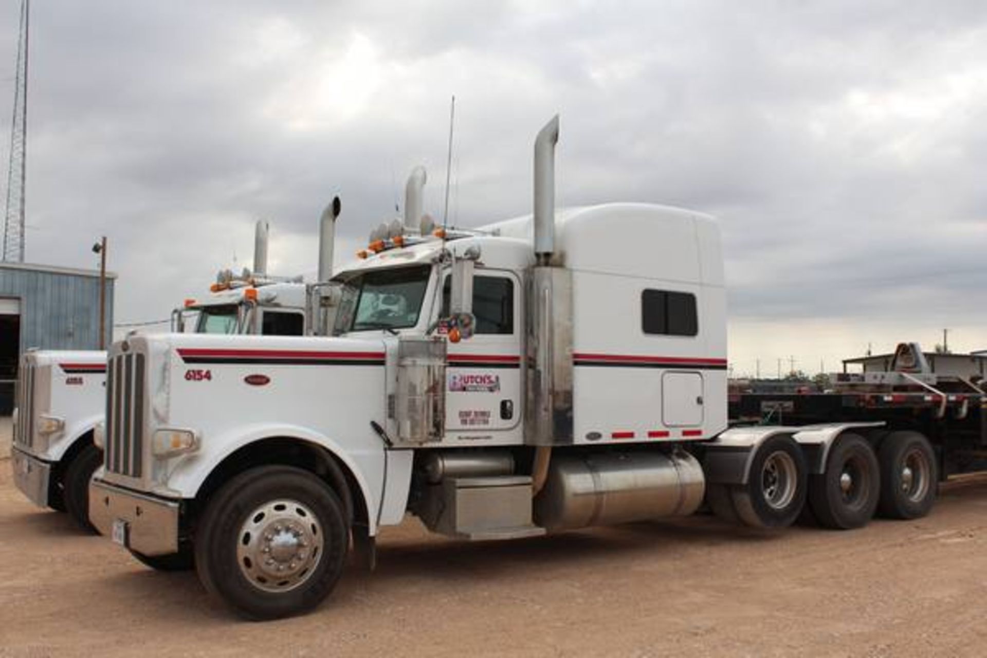 Peterbilt Model 389  Tri-Axle Sleeper Semi Tractor ; VIN: 1XPXD40X39D777784  (2009); Cummins ISX 485