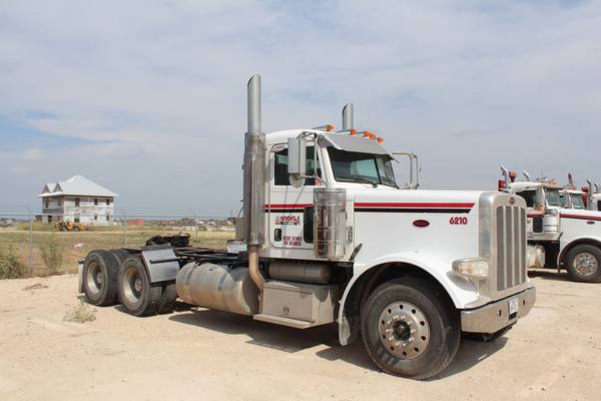 Peterbilt Model 388  Tandem Axle Day Cab Semi Tractor ; VIN: 1XPWD49X08D760826  (2008); Cummins - Image 6 of 17