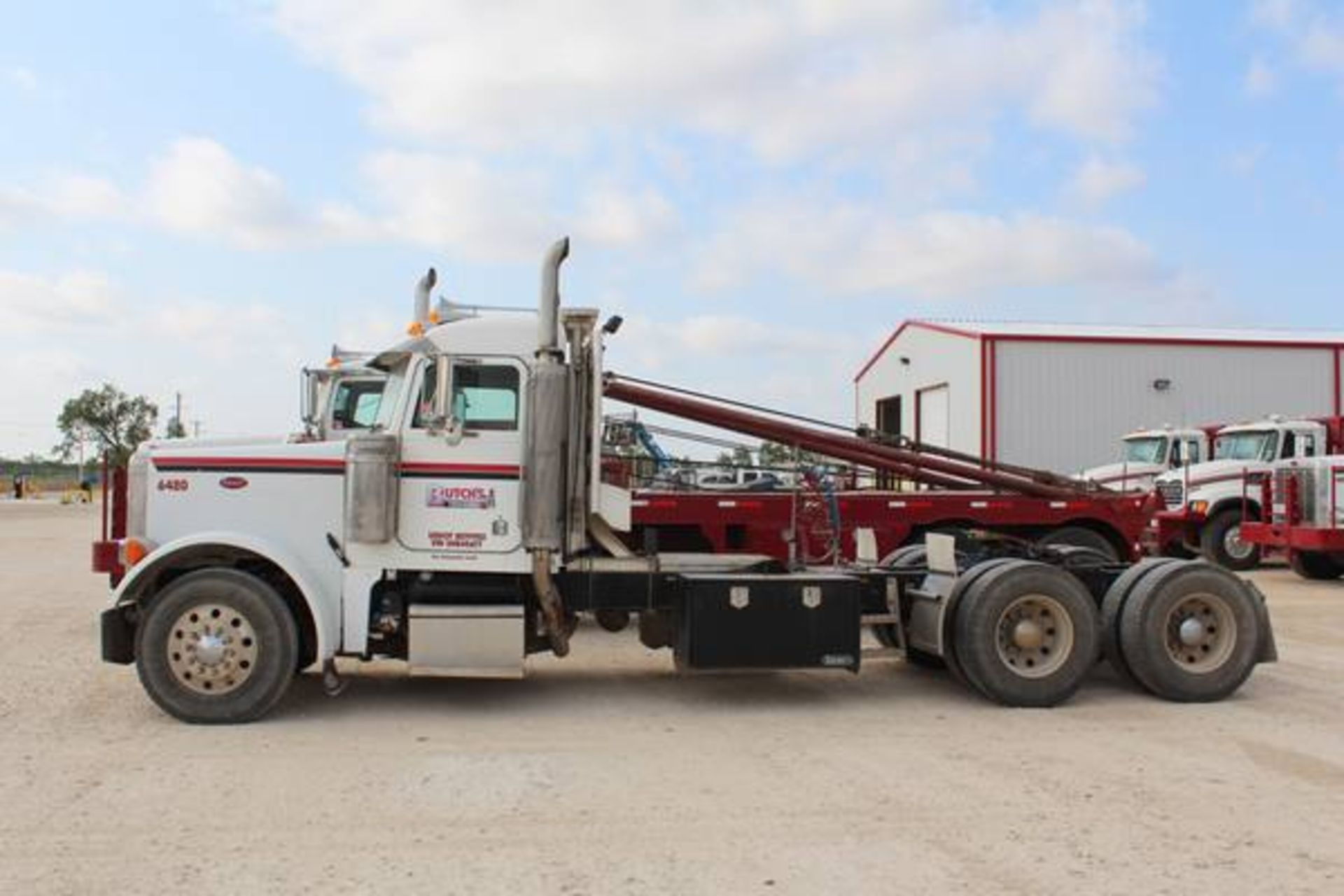 Peterbilt Model 379  Tandem Axle Day Cab Semi Tractor ; VIN: 1XP5DB9XX5N845677  (2005); CAT C15 - Image 2 of 17