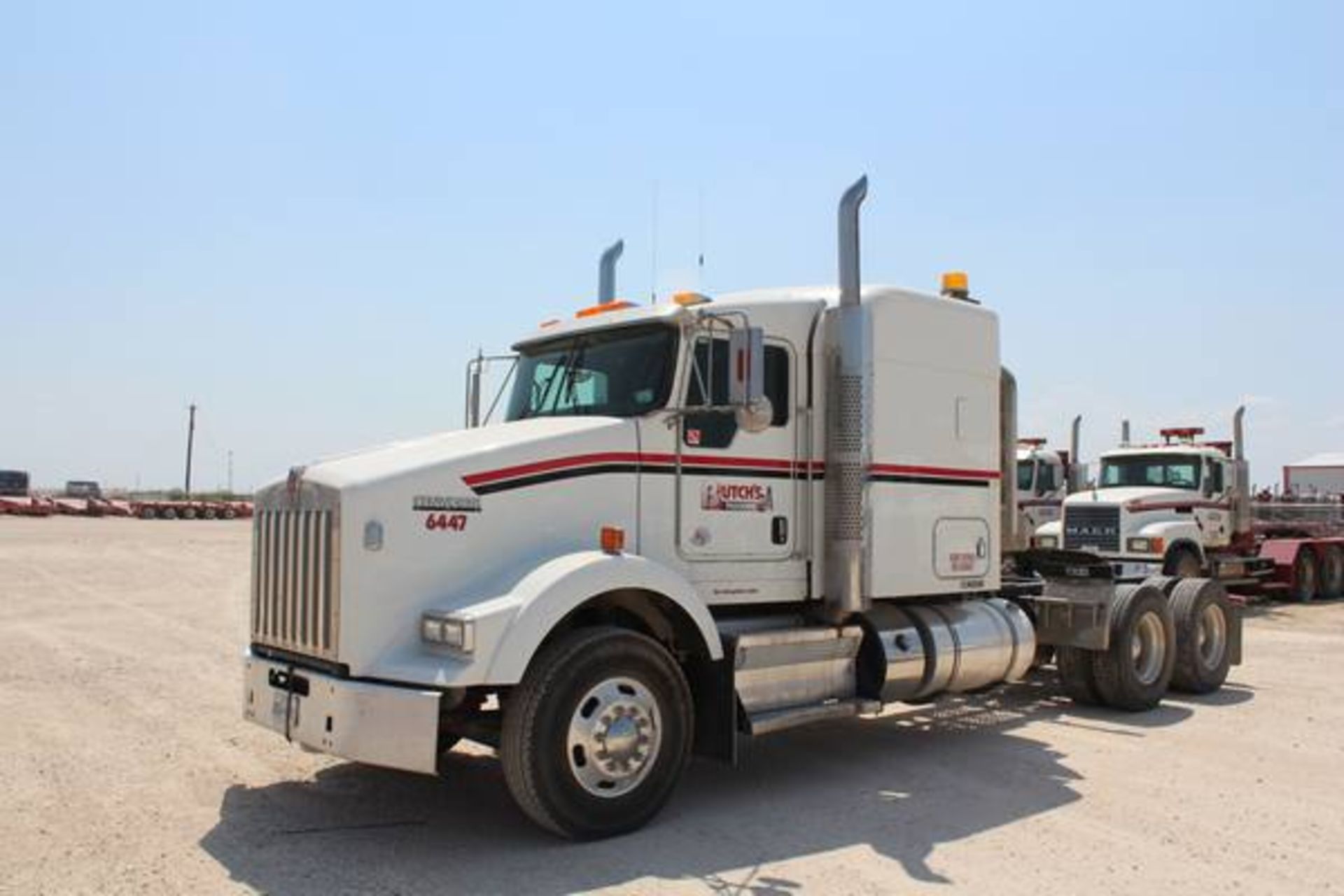 Kenworth Model T800  Tandem Axle Sleeper Semi Tractor ; VIN: 1XKDD49X9BJ288521  (2011); Cummins