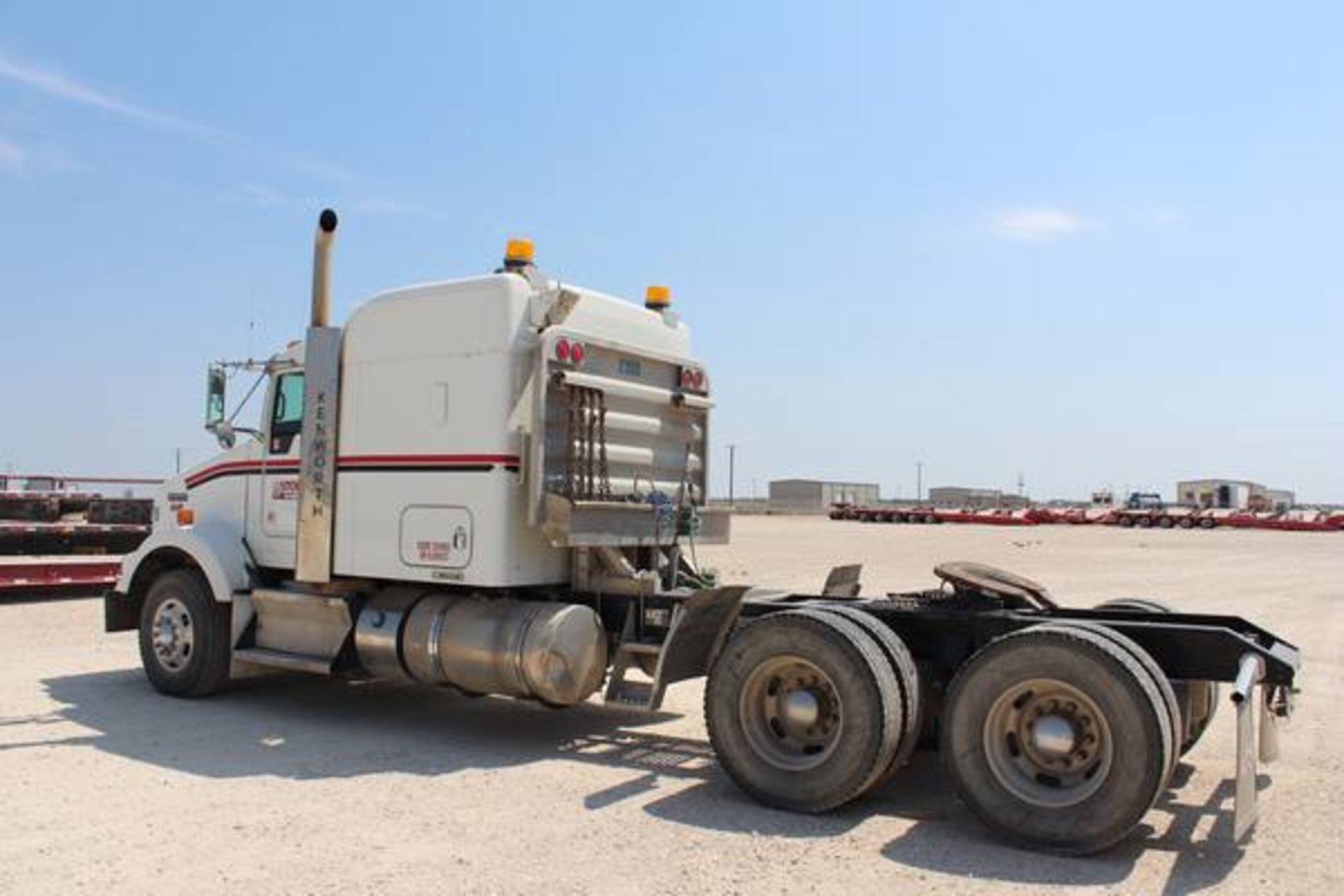 Kenworth Model T800  Tandem Axle Sleeper Semi Tractor ; VIN: 1XKDD49X2BJ288523  (2011); Cummins - Image 3 of 18