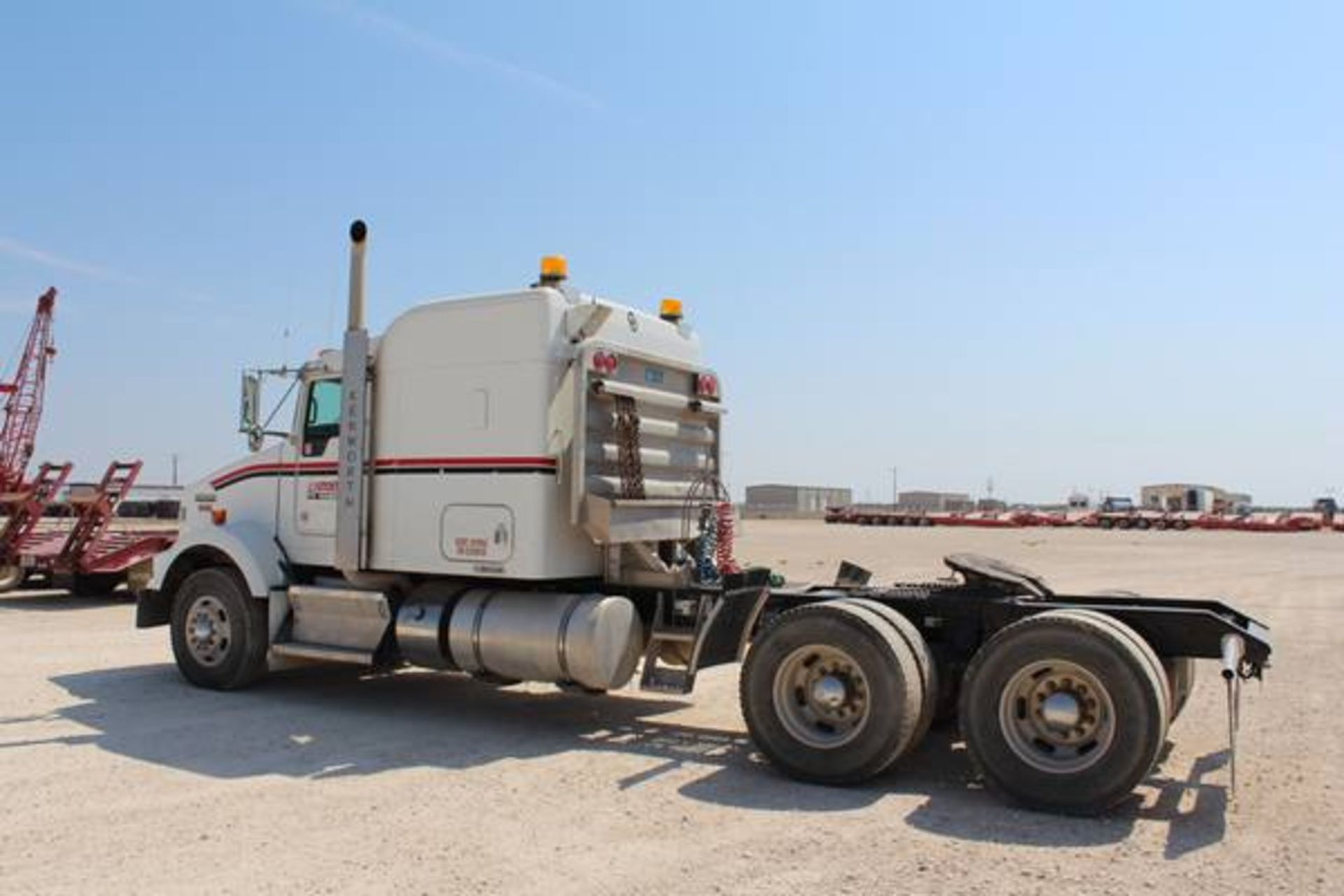 Kenworth Model T800  Tandem Axle Sleeper Semi Tractor ; VIN: 1XKDD49X7BJ288520  (2011); Cummins - Image 3 of 18