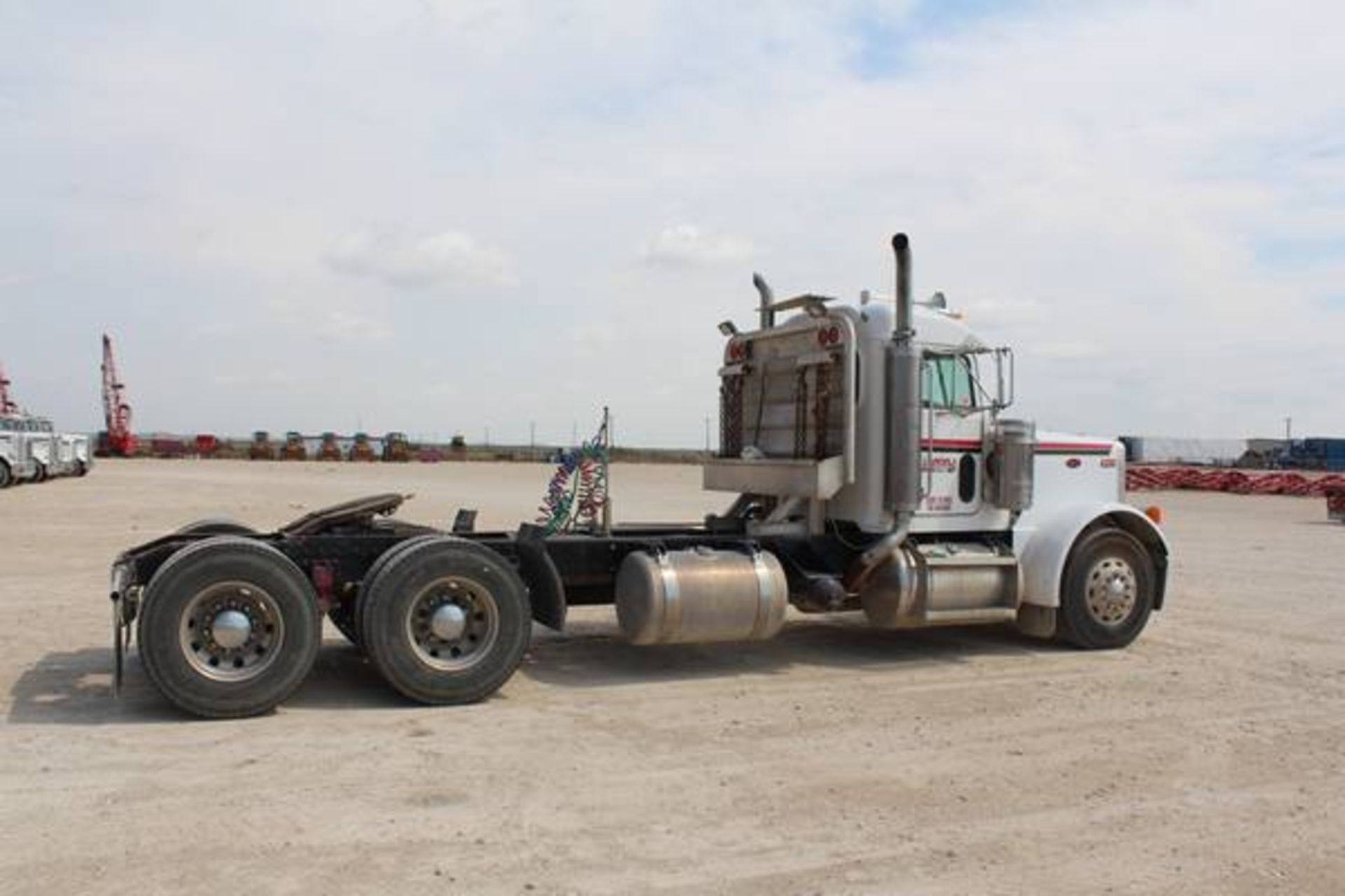 Peterbilt Model 379  Tandem Axle Day Cab Semi Tractor ; VIN: 1XP5DB9X15N845681  (2005); CAT C15 - Image 6 of 19