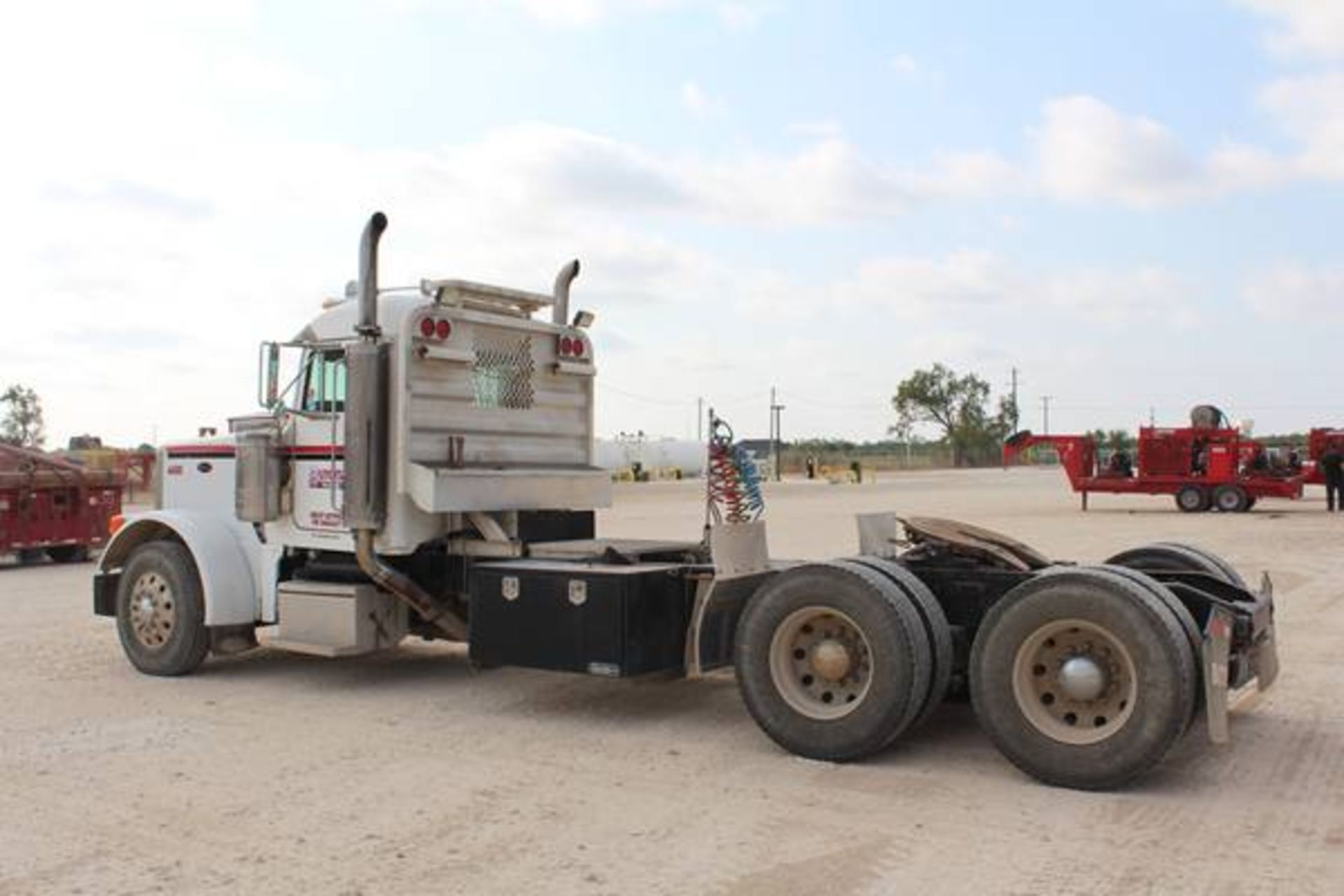 Peterbilt Model 379  Tandem Axle Day Cab Semi Tractor ; VIN: 1XP5DB9XX5N845677  (2005); CAT C15 - Image 3 of 17