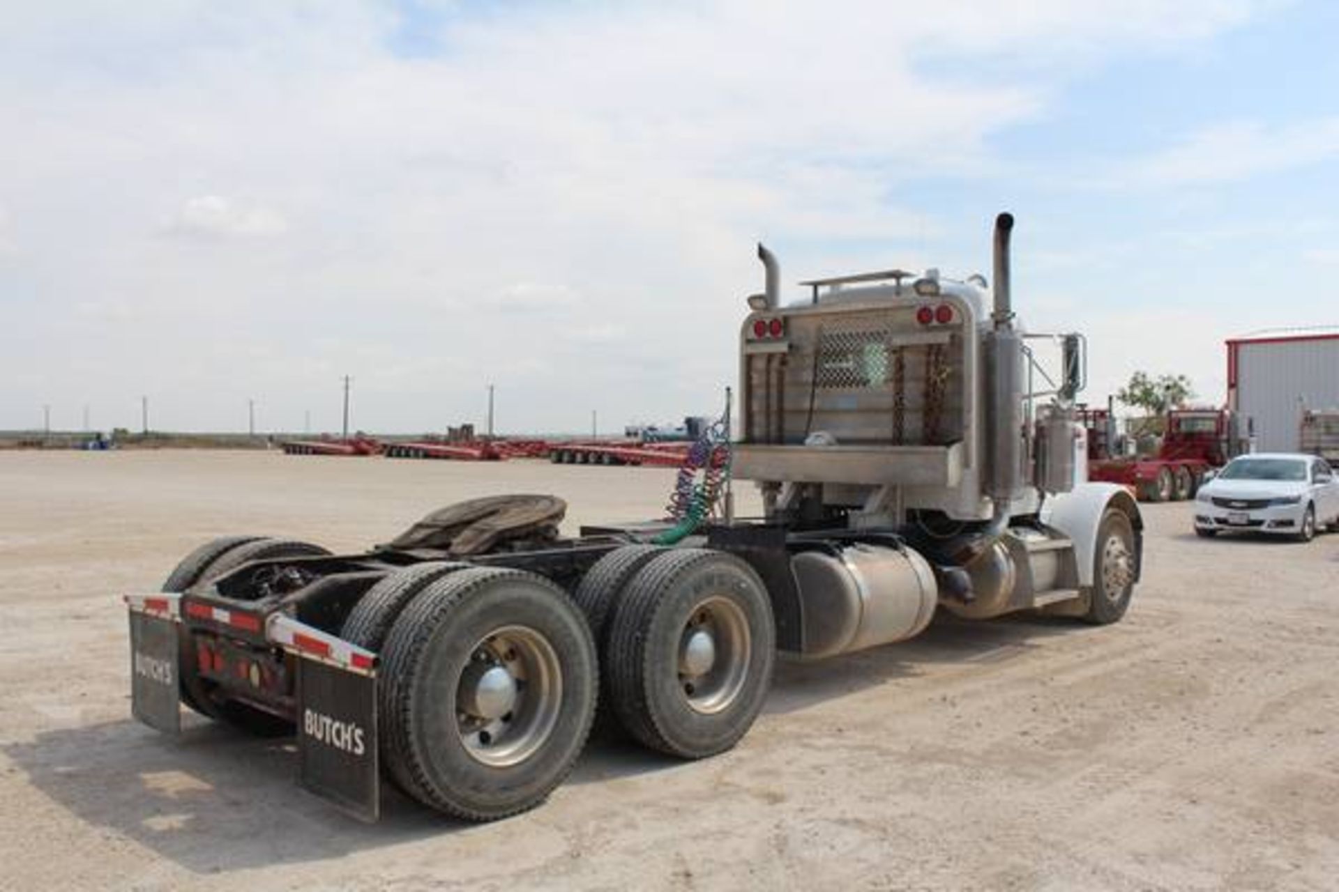 Peterbilt Model 379  Tandem Axle Day Cab Semi Tractor ; VIN: 1XP5DB9X15N845681  (2005); CAT C15 - Image 5 of 19