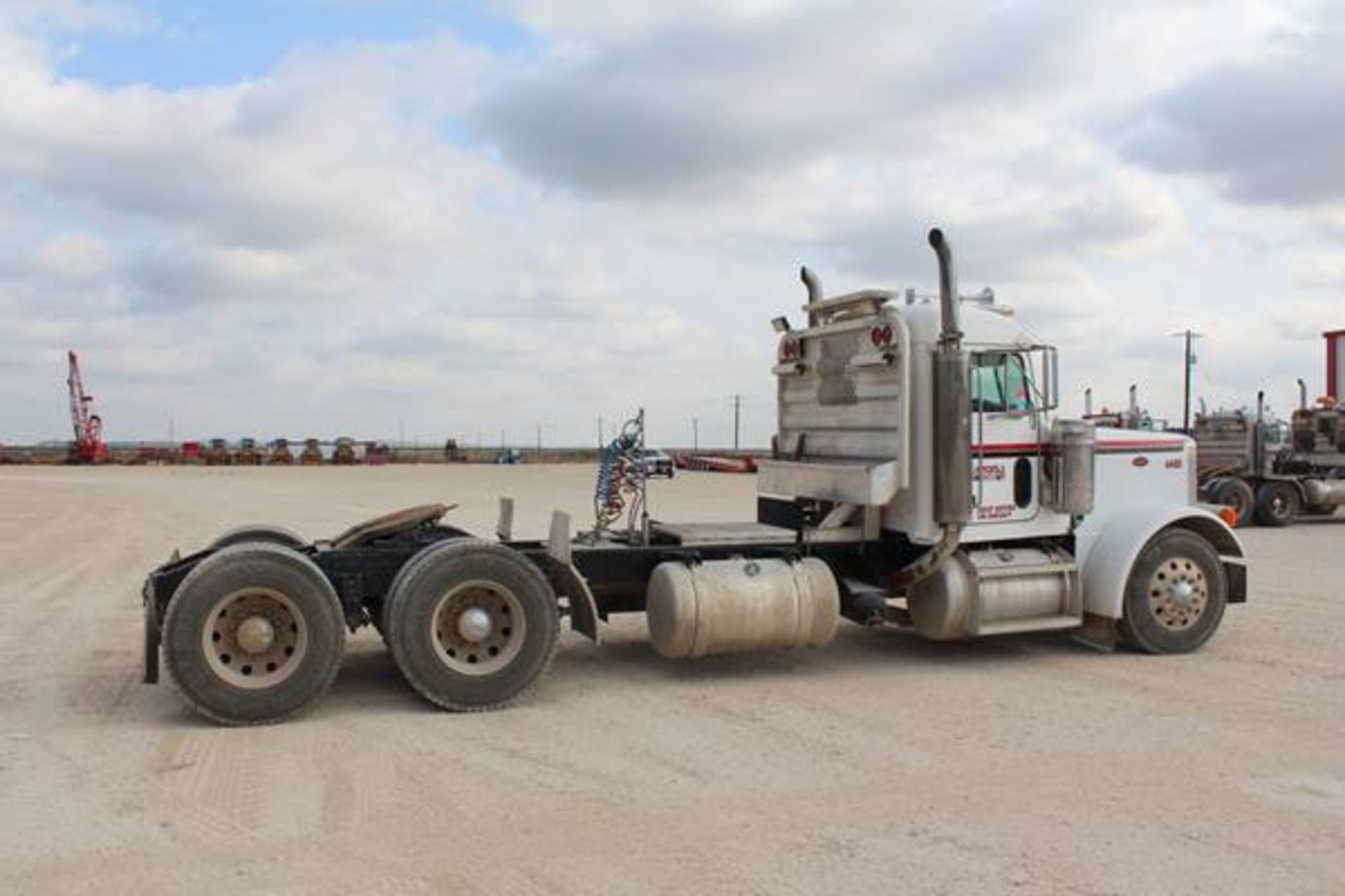 Peterbilt Model 379  Tandem Axle Day Cab Semi Tractor ; VIN: 1XP5DB9XX5N845677  (2005); CAT C15 - Image 5 of 17