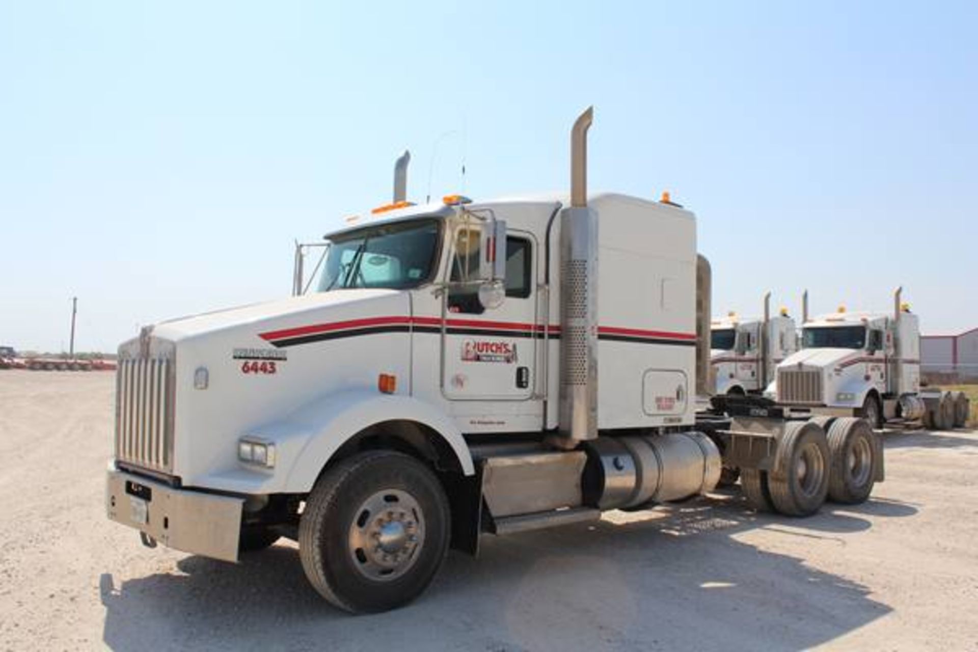 Kenworth Model T800  Tandem Axle Sleeper Semi Tractor ; VIN: 1XKDD49X7BJ288517  (2011); Cummins