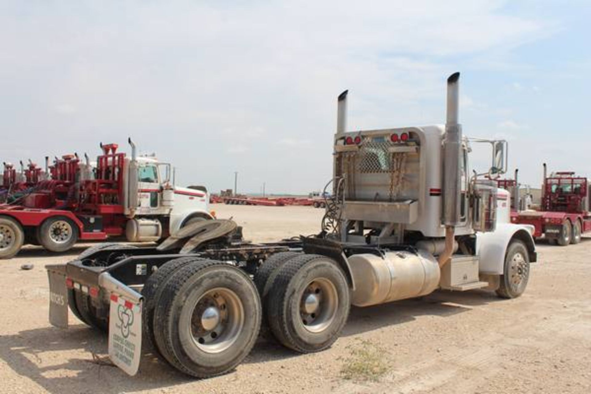 Peterbilt Model 388  Tandem Axle Day Cab Semi Tractor ; VIN: 1XPWD49X08D760826  (2008); Cummins - Image 5 of 17