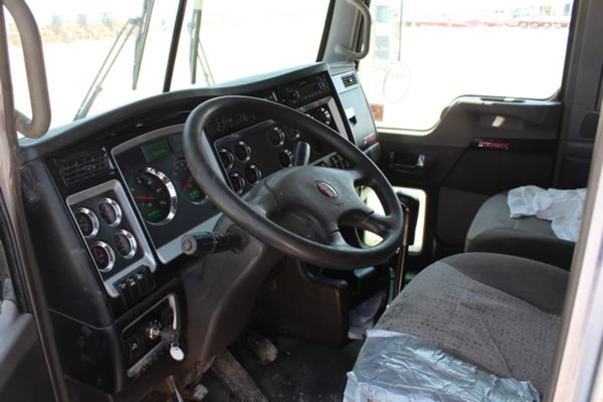 Kenworth Model T800  Tandem Axle Sleeper Semi Tractor ; VIN: 1XKDD49X9BJ288521  (2011); Cummins - Image 11 of 19