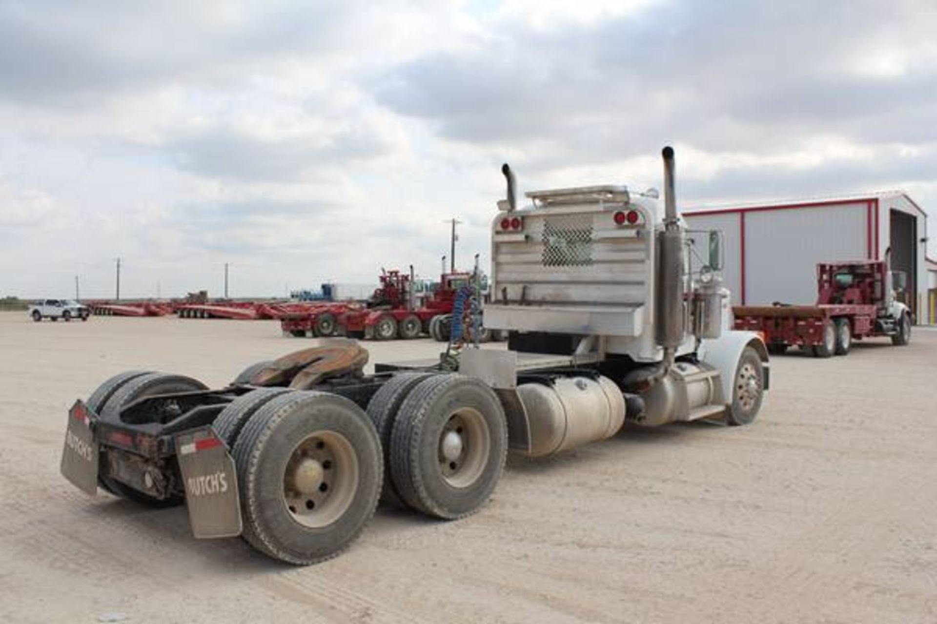 Peterbilt Model 379  Tandem Axle Day Cab Semi Tractor ; VIN: 1XP5DB9XX5N845677  (2005); CAT C15 - Image 4 of 17