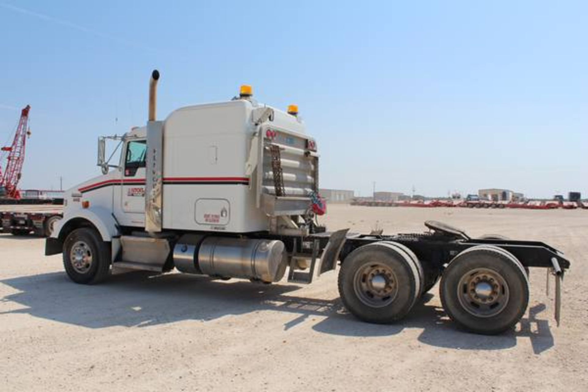 Kenworth Model T800  Tandem Axle Sleeper Semi Tractor ; VIN: 1XKDD49X0BJ288519  (2011); Cummins - Image 3 of 18