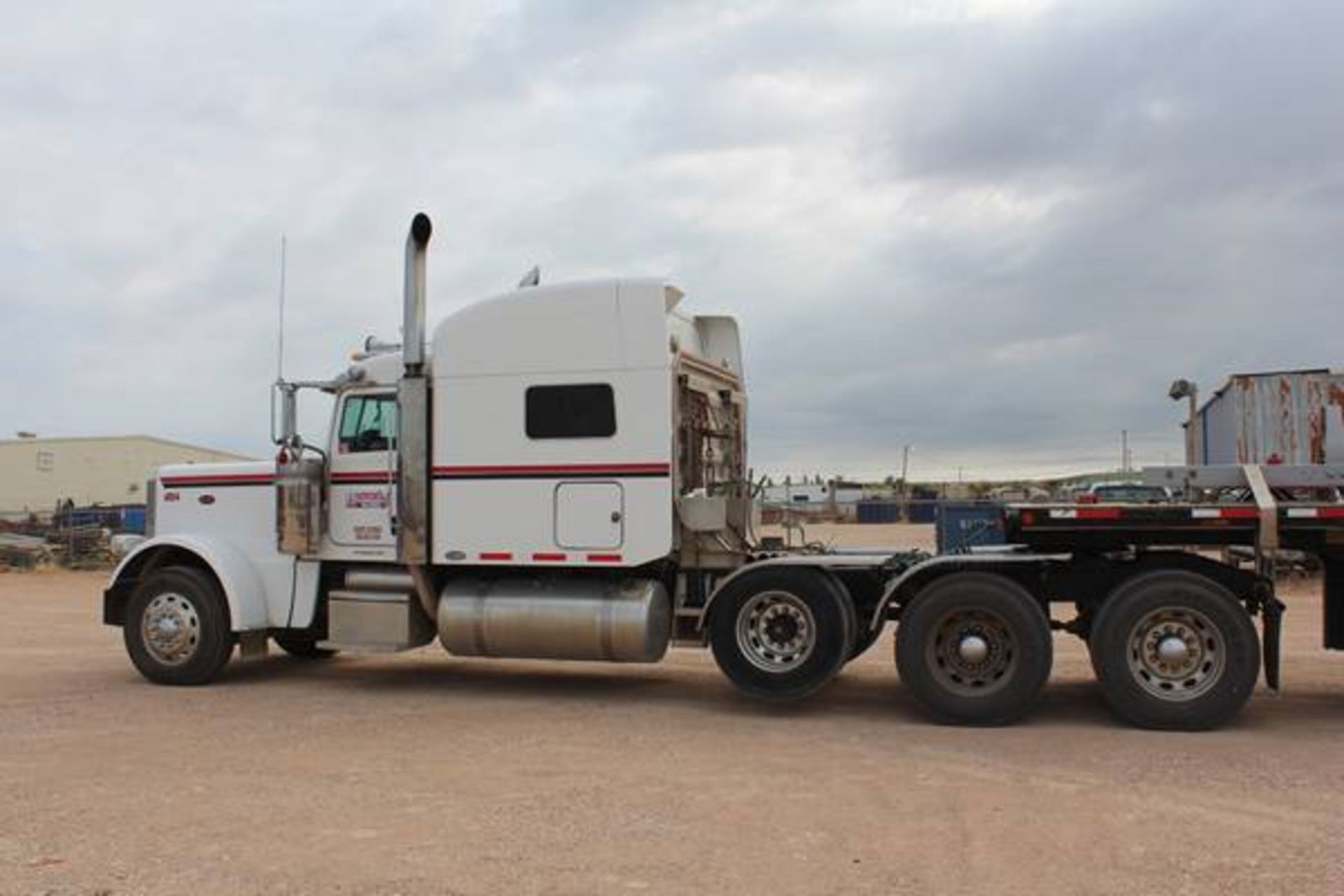 Peterbilt Model 389  Tri-Axle Sleeper Semi Tractor ; VIN: 1XPXD40X39D777784  (2009); Cummins ISX 485 - Image 3 of 22