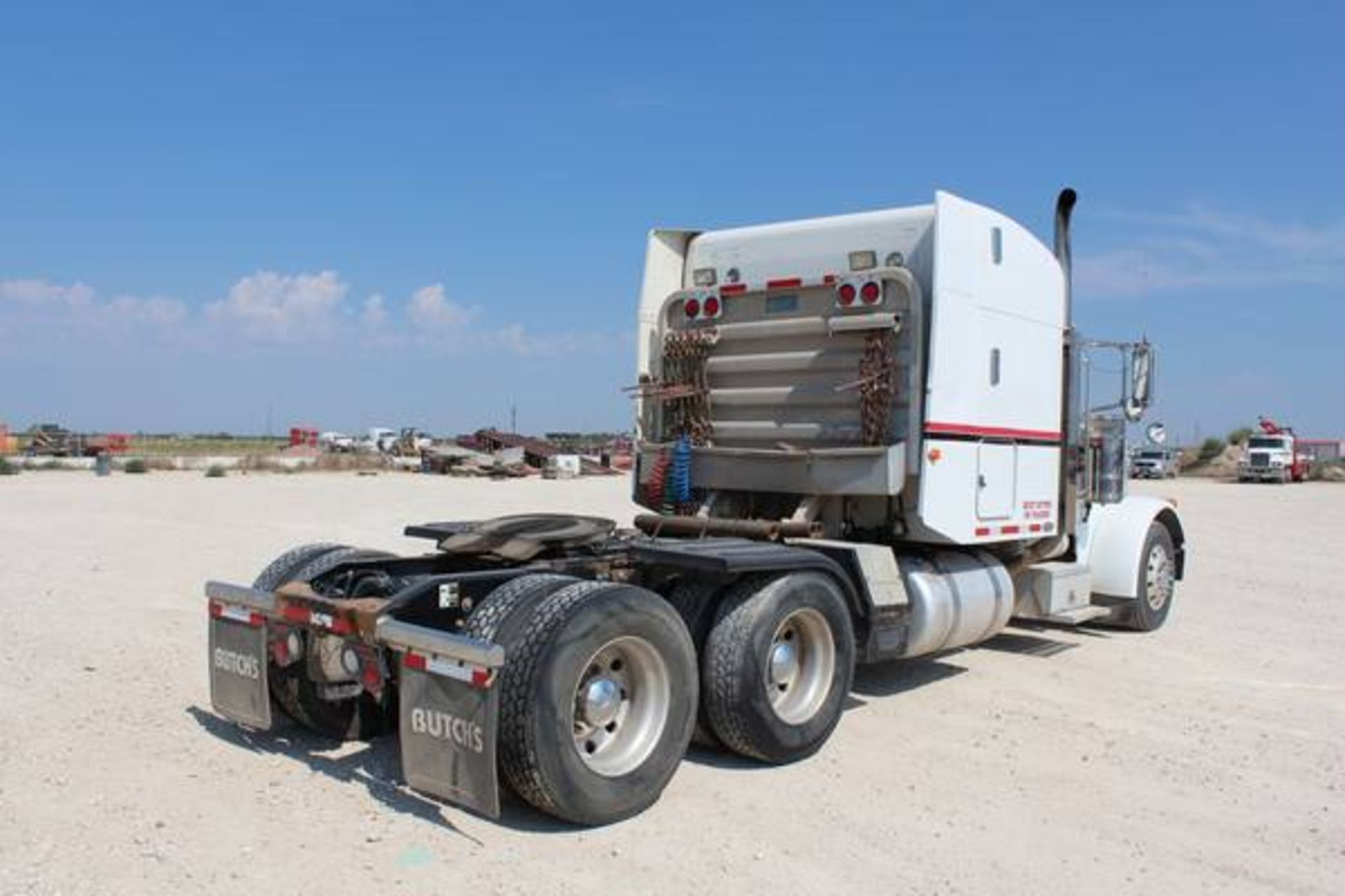 Peterbilt Model 379  Tandem Axle Sleeper Semi Tractor ; VIN: 1XP5DB9X97D650355  (2007); CAT C15 - Image 4 of 15