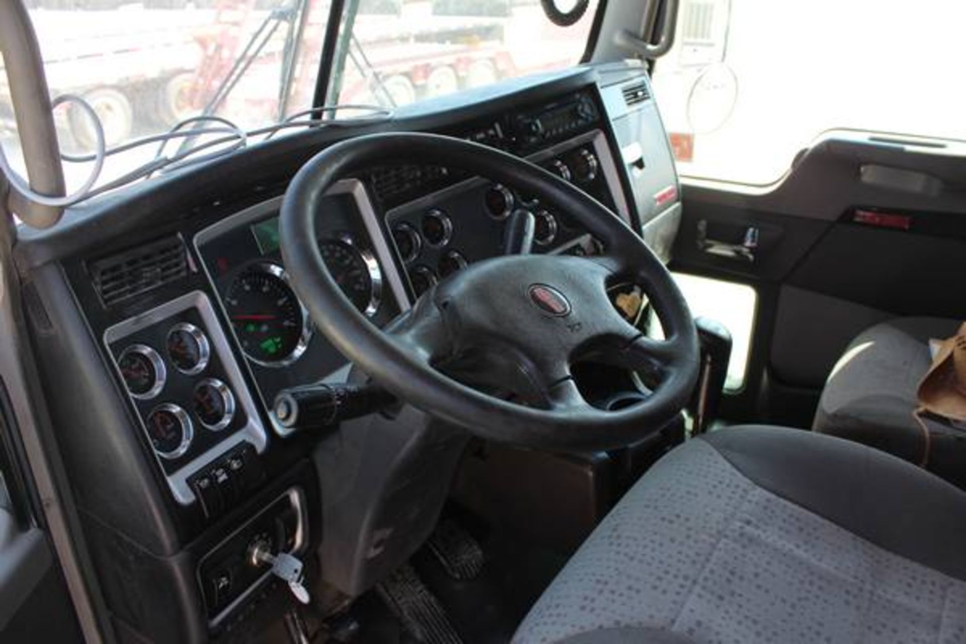 Kenworth Model T800  Tandem Axle Sleeper Semi Tractor ; VIN: 1XKDD49X0BJ288519  (2011); Cummins - Image 10 of 18