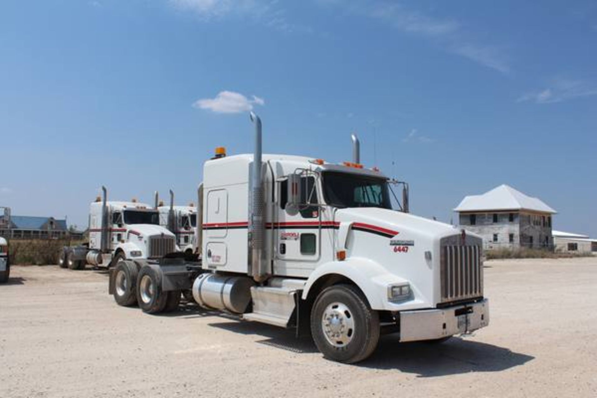 Kenworth Model T800  Tandem Axle Sleeper Semi Tractor ; VIN: 1XKDD49X9BJ288521  (2011); Cummins - Image 6 of 19