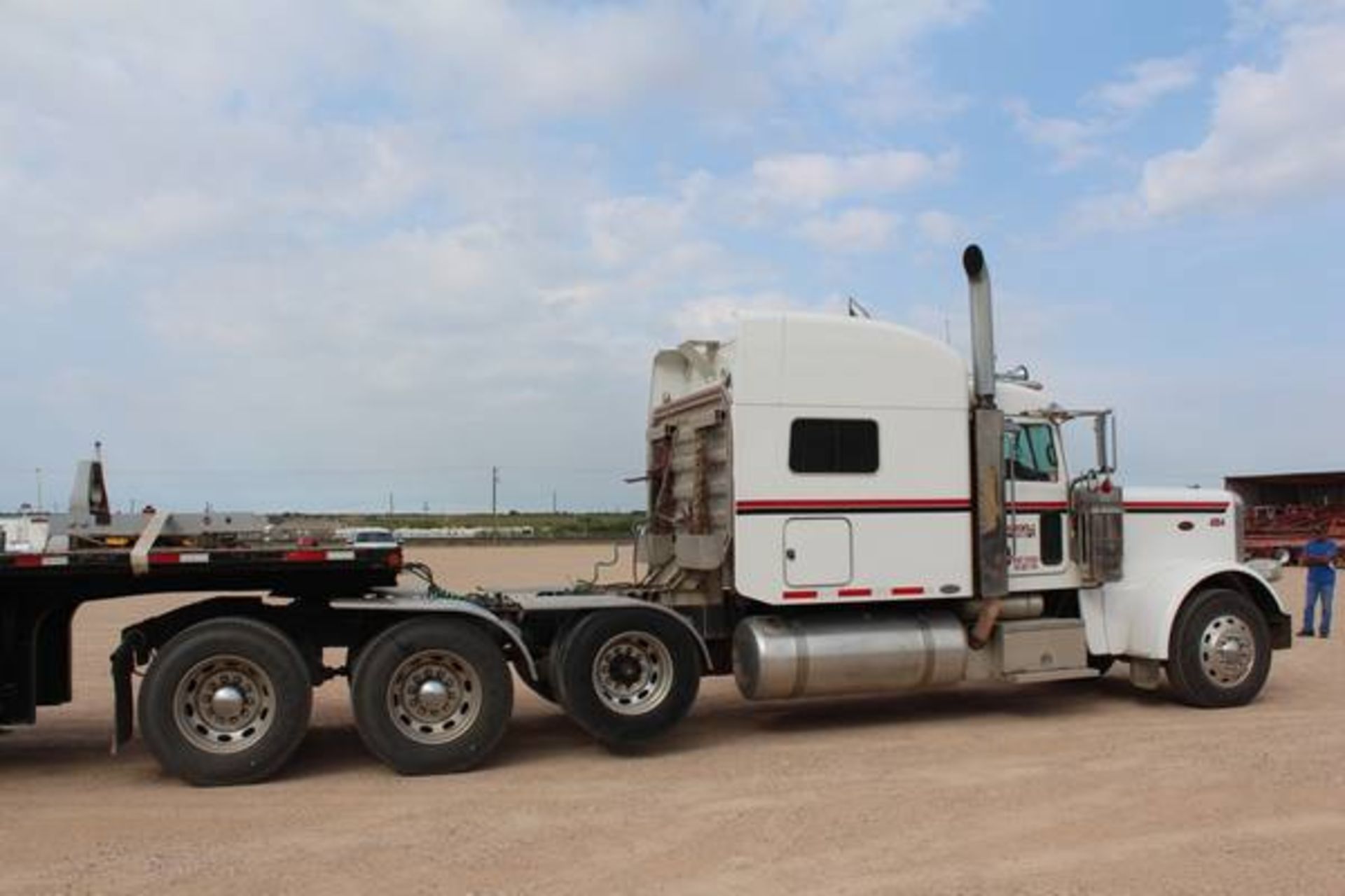 Peterbilt Model 389  Tri-Axle Sleeper Semi Tractor ; VIN: 1XPXD40X39D777784  (2009); Cummins ISX 485 - Image 6 of 22