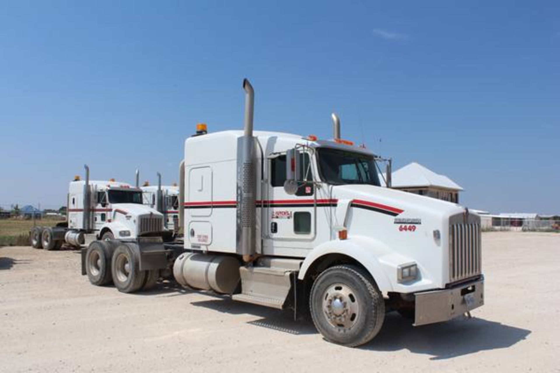 Kenworth Model T800  Tandem Axle Sleeper Semi Tractor ; VIN: 1XKDD49X2BJ288523  (2011); Cummins - Image 6 of 18