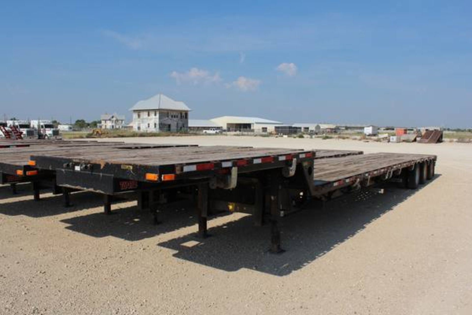 Transcraft Model DTL3000  50-Ton Tri-Axle   Drop Deck Flatbed Trailer ; VIN: 1TTE5330381084409  (