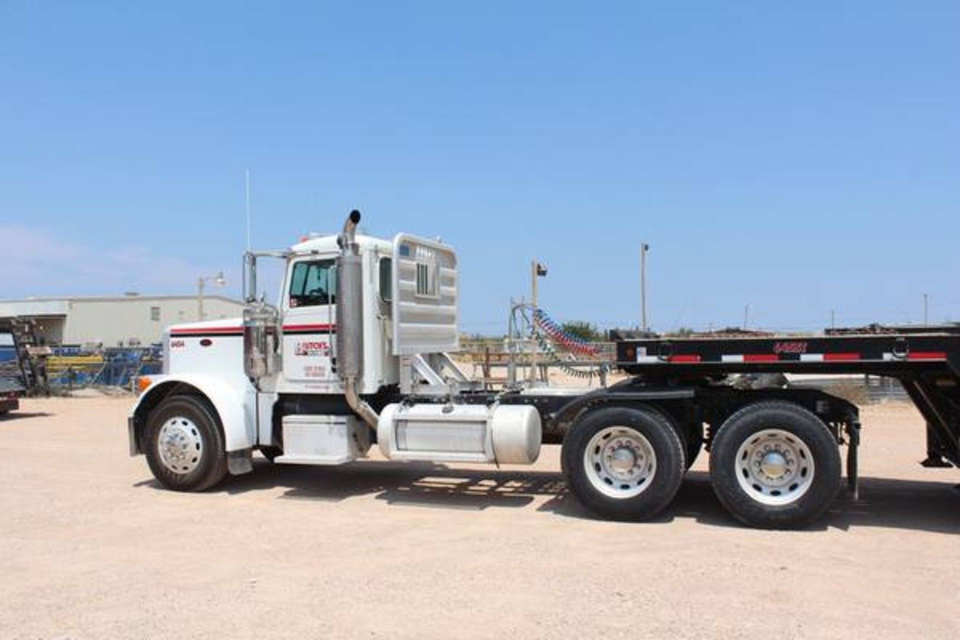 Peterbilt Model 379  Tandem Axle Day Cab Semi Tractor ; VIN: 1XP5DB9X17D660426  (2007); Cummins - Image 3 of 20