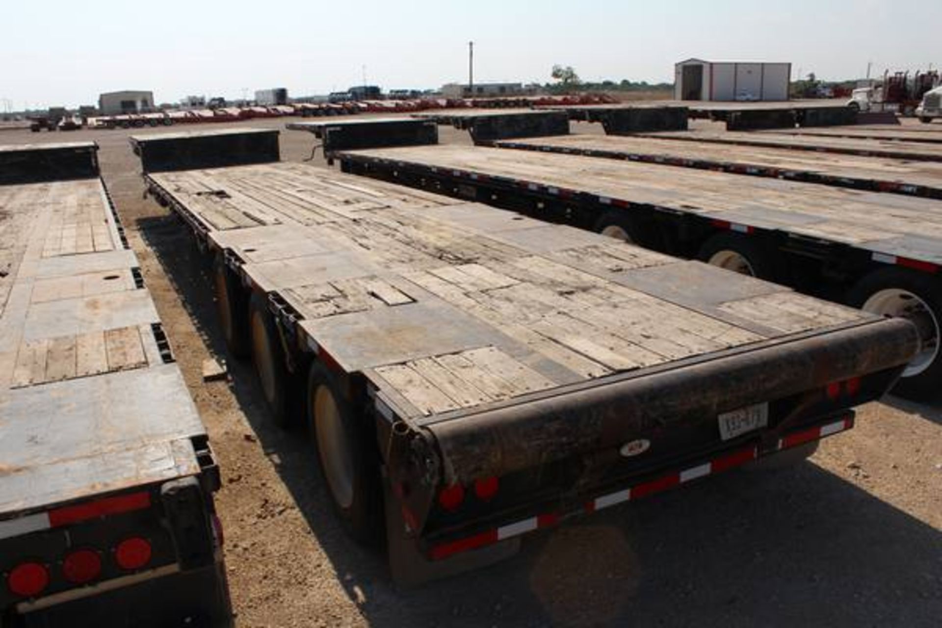 Transcraft Model DTL3000  50-Ton Tri-Axle   Drop Deck Flatbed Trailer ; VIN: 1TTE5336081084410  ( - Image 4 of 7