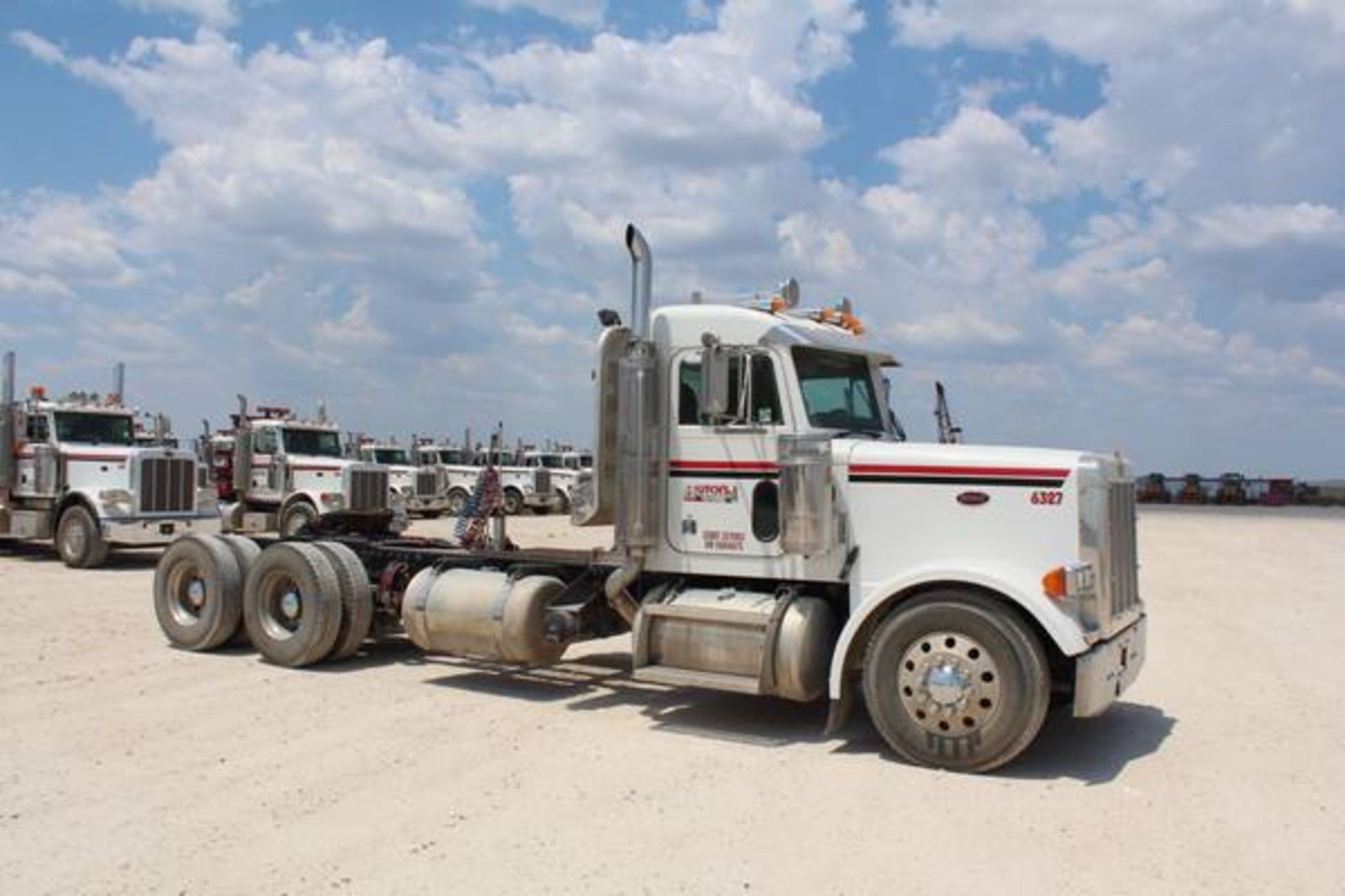 Peterbilt Model 379  Tandem Axle Day Cab Semi Tractor ; VIN: 1XP5DB9X65N845675  (2005); CAT C15 - Image 5 of 16